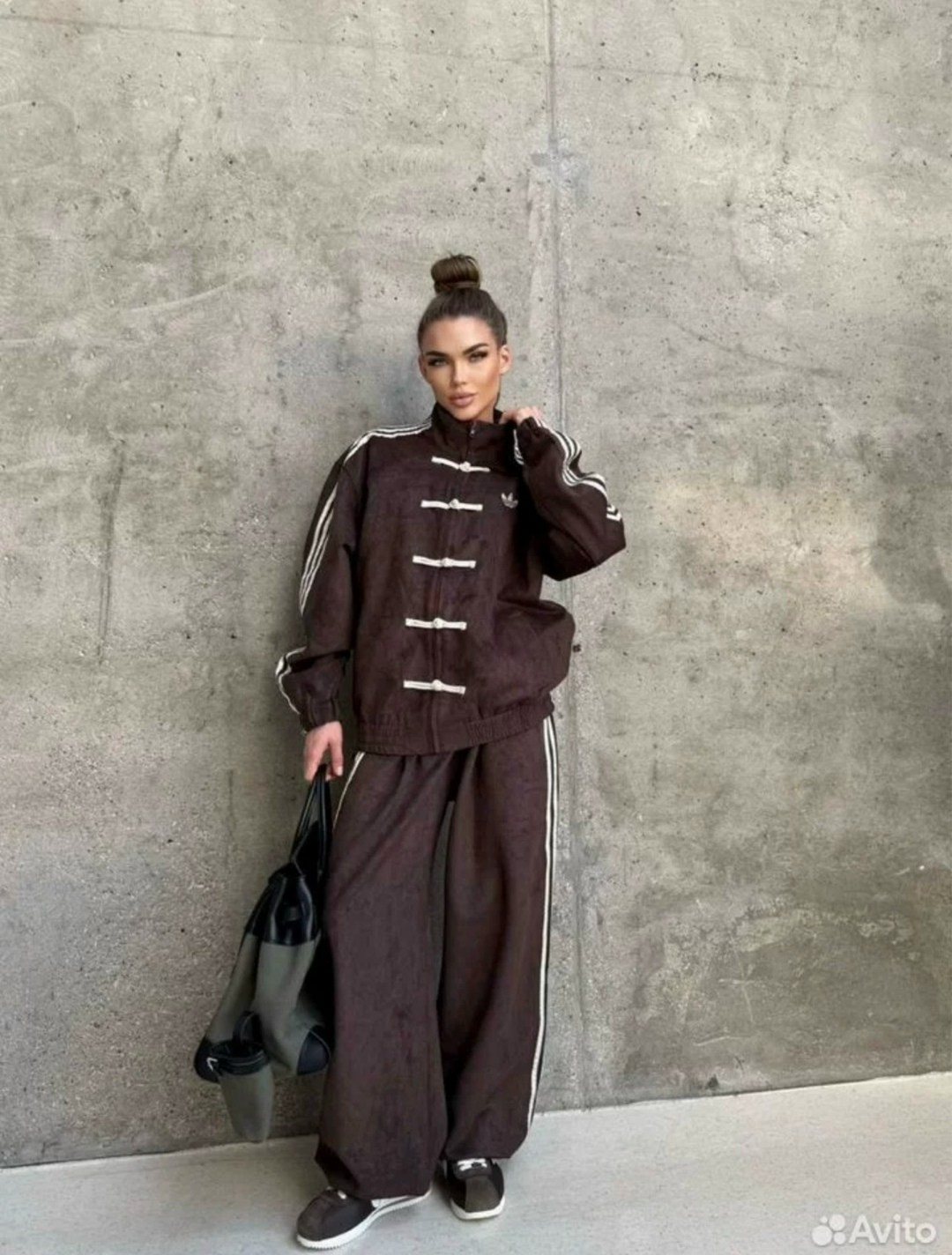 костюм классический,костюм в китайском стиле спортивный adidas коричневый,стильные костюмы,трикотажные костюмы,костюм спортивный стильный