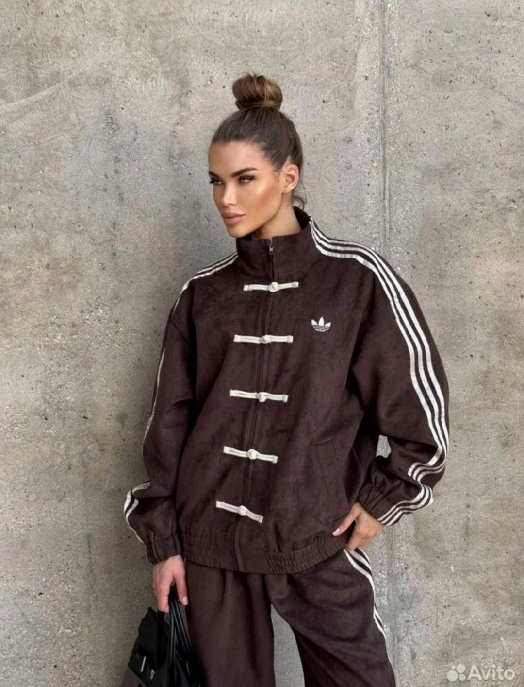 костюм классический,костюм в китайском стиле спортивный adidas коричневый,стильные костюмы,трикотажные костюмы,костюм спортивный стильный