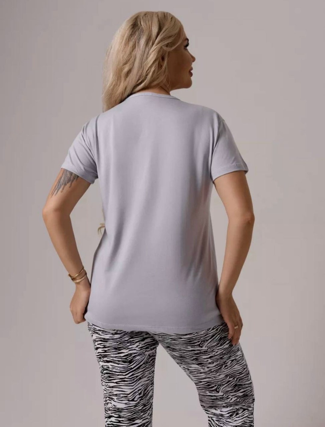 женская футболка,футболка женская со спущенным плечом из кулирки лира светло-серый с принтом love,футболка белая с,футболка женская со спущенным плечом из кулирки,пижама с бриджами трикотажная