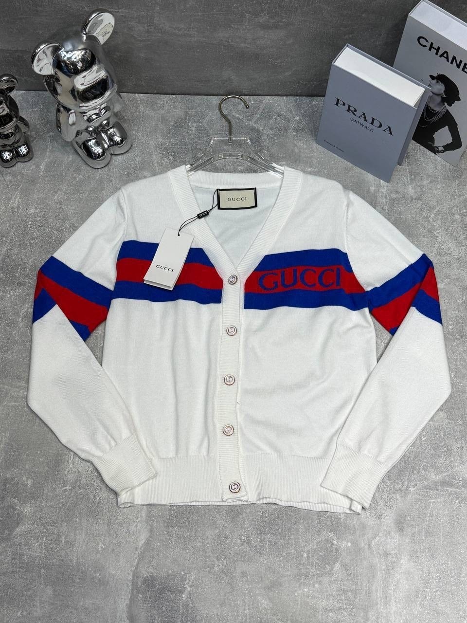 джемпер-кардиган в красно-зеленую полоску gucci chucky grg series,кардиган gucci,белый кардиган гуччи,gucci хлопковый кардиган,кардиган гуччи мужской