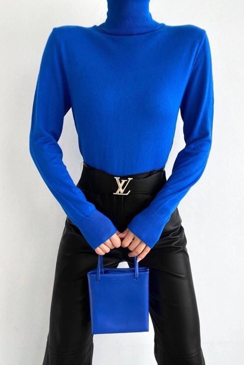 водолазка,женские кожаные шорты,кожаные шорты с блузкой,шорты женские,стиль с кожаными шортами