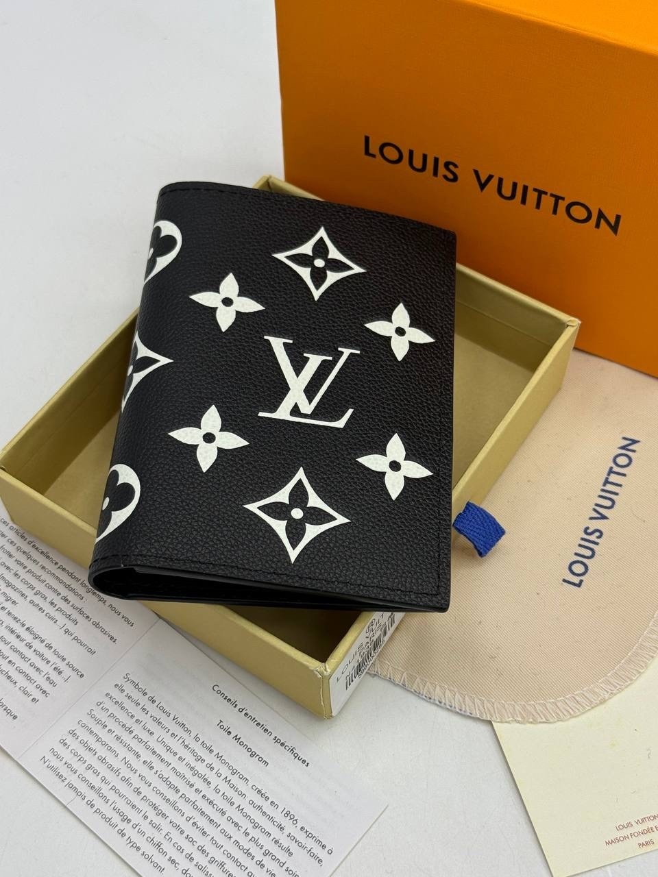 обложки для паспорта louis vuitton,обложка на паспорт луи виттон,louis vuitton визитница черный матовый,чехол на паспорт луи виттон,обложка для паспорта с узорами черно-серая louis vuitton bp-18205