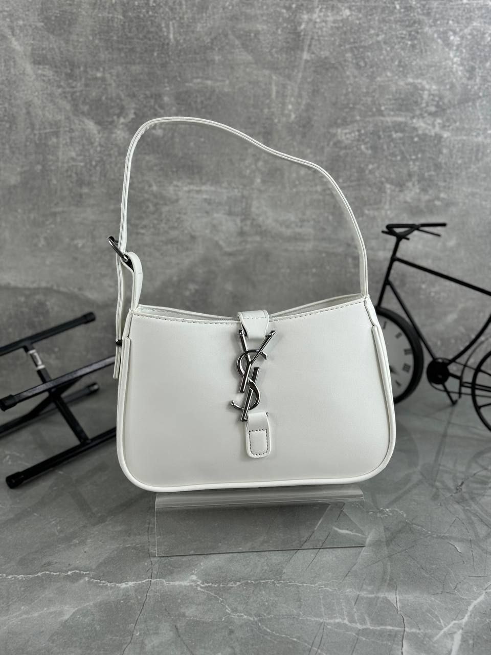 белая сумка,сумка ив сен лоран белая,белая сумка женская,сумка через плечо yves saint laurent,сумка ив сен лоран багет