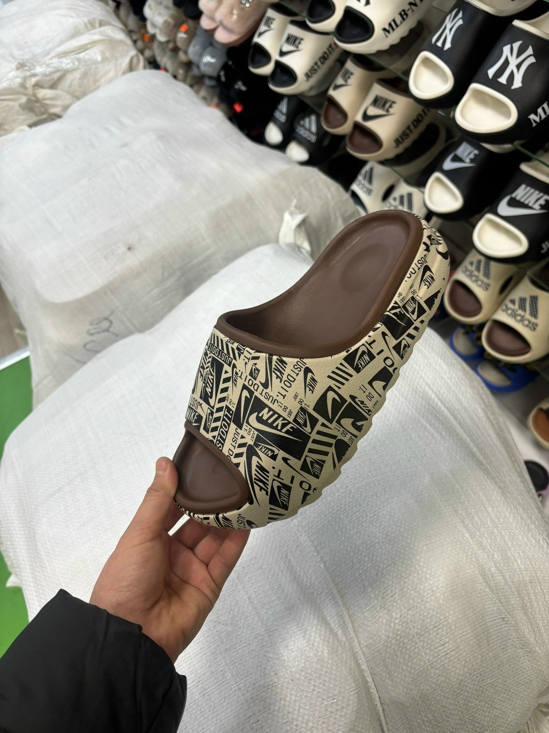 тапки yeezy slide,,шлепанцы женские,тапочки модные,дизайнерская