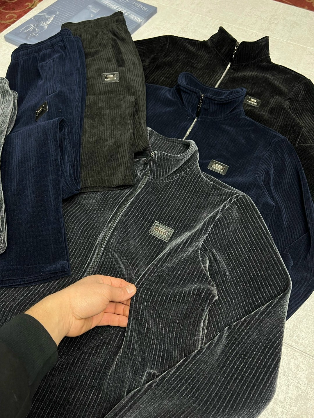 вельветовые костюмы,велюровый костюм,велюровый костюм мужской billionaire,версаче спортивный костюм мужской велюровый,спортивный костюм из вельвета мужской