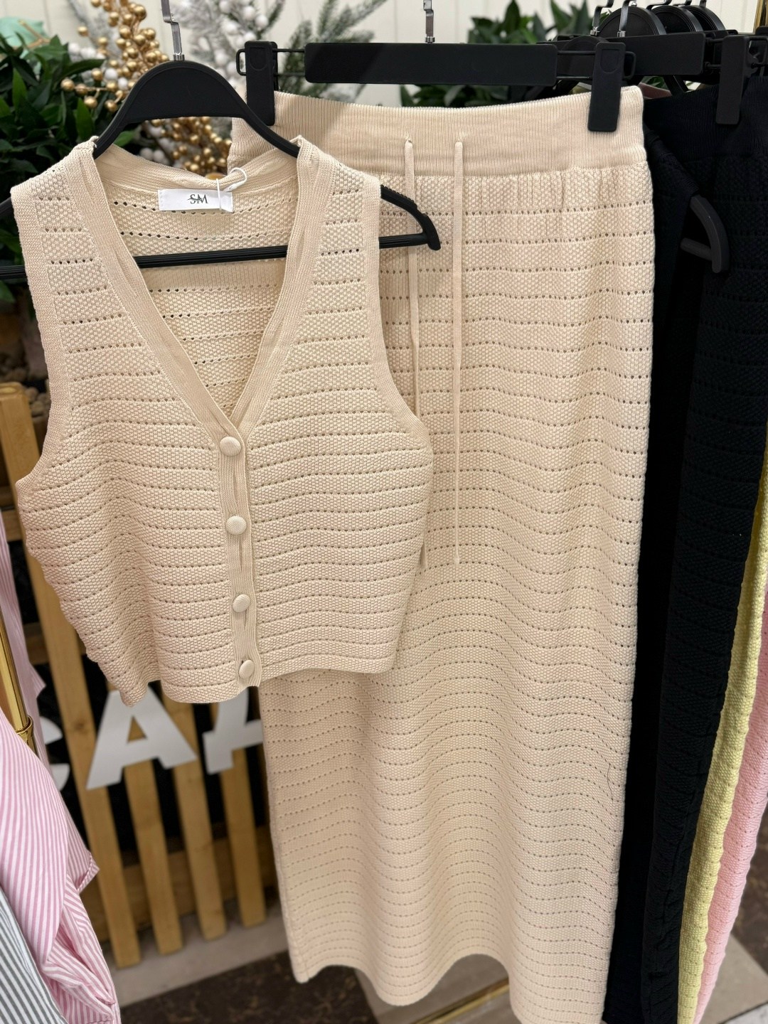 костюм с юбкой,вязаные костюмы,женские жилеты,костюм женский с юбкой,женские костюмы