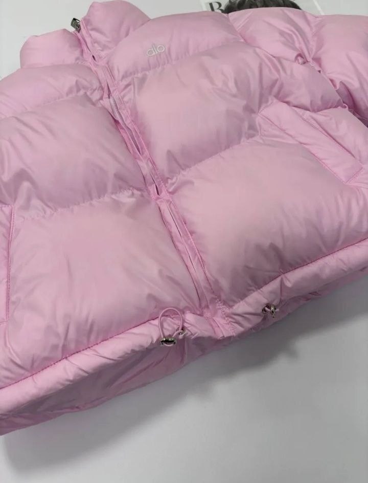 куртка монклер розовая женская,пуховик moncler,короткий женский пуховик moncler розовый,куртка moncler женская розовая,moncler розовая полиэстеровая куртка для женщин