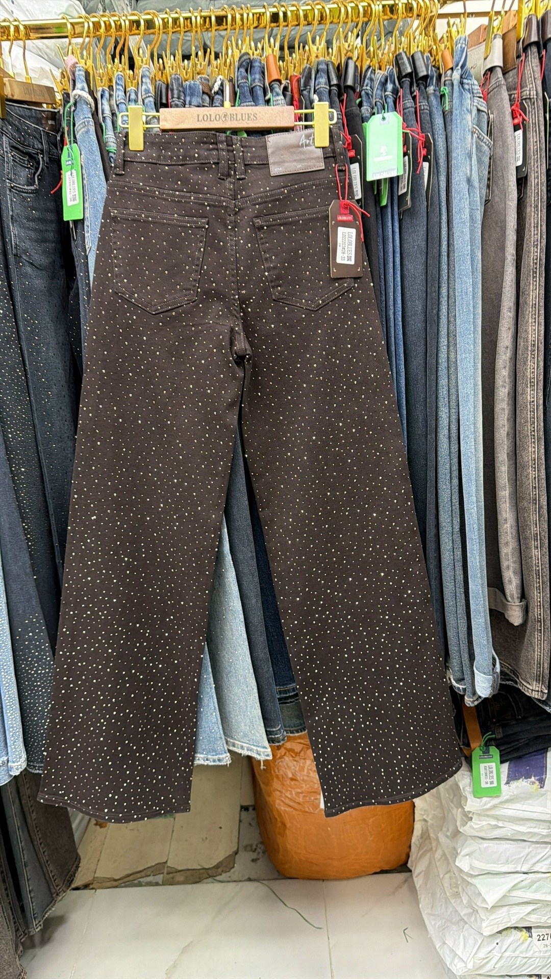 джинсы mango со стразами,джинсы стразы,джинсы женские,женские джинсы со стразами,джинсы