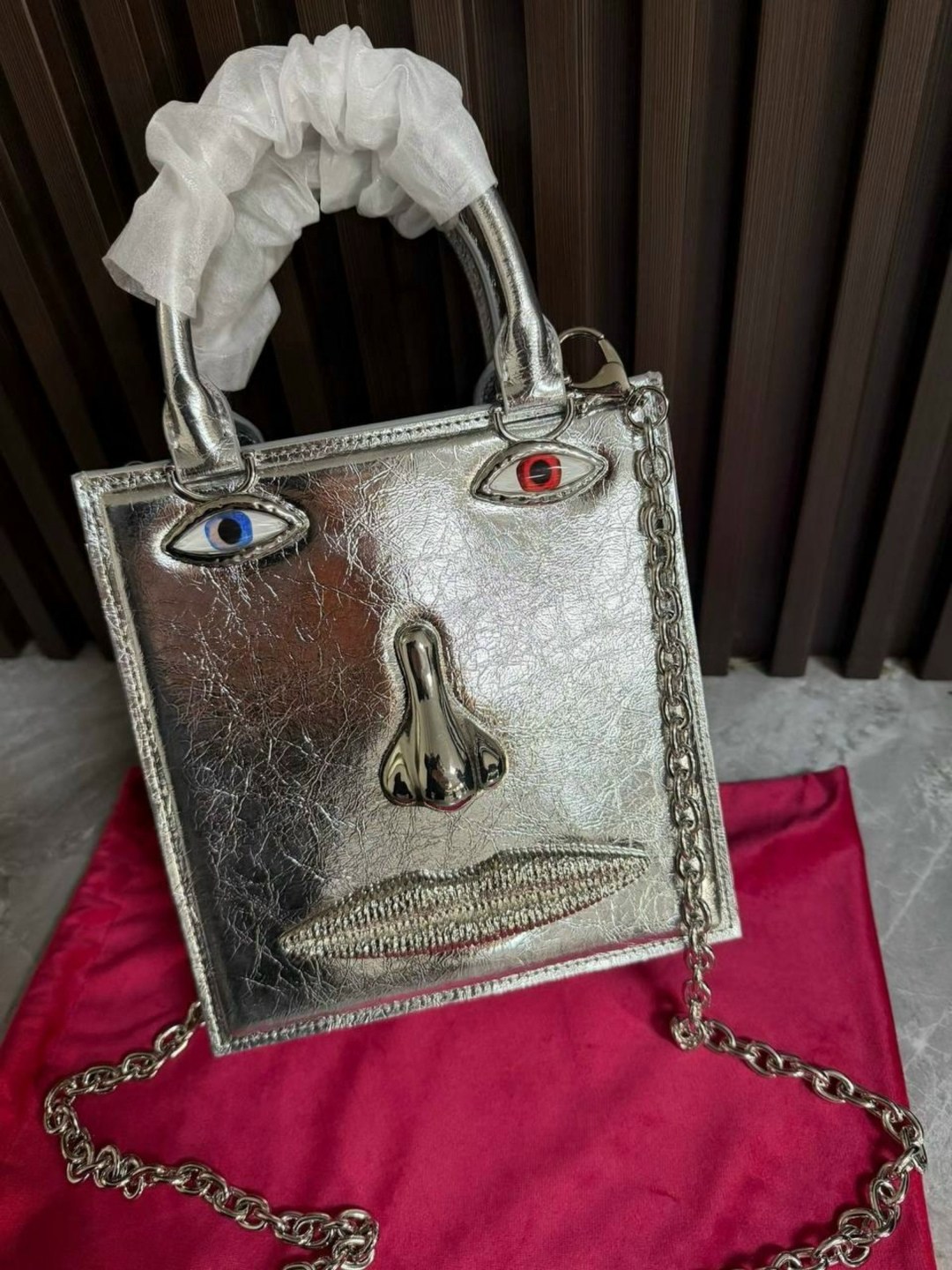 сумка-тоут schiaparelli,сумка schiaparelli,бархатная сумка для глаз schiaparelli premium sense demon,женская сумка schiaparelli,женская белая сумка schiaparelli anatomy jewelry