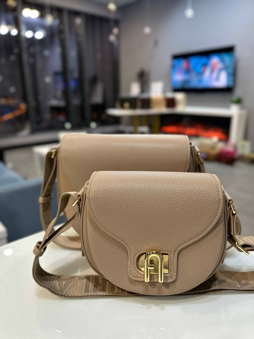 сумка через плечо furla mini lotus серый,женская сумка furla,сумка через плечо furla lotus s crossbody серо-коричневый,бежевая сумка,сумка через плечо furla lotus mini crossbody серо-бежевый