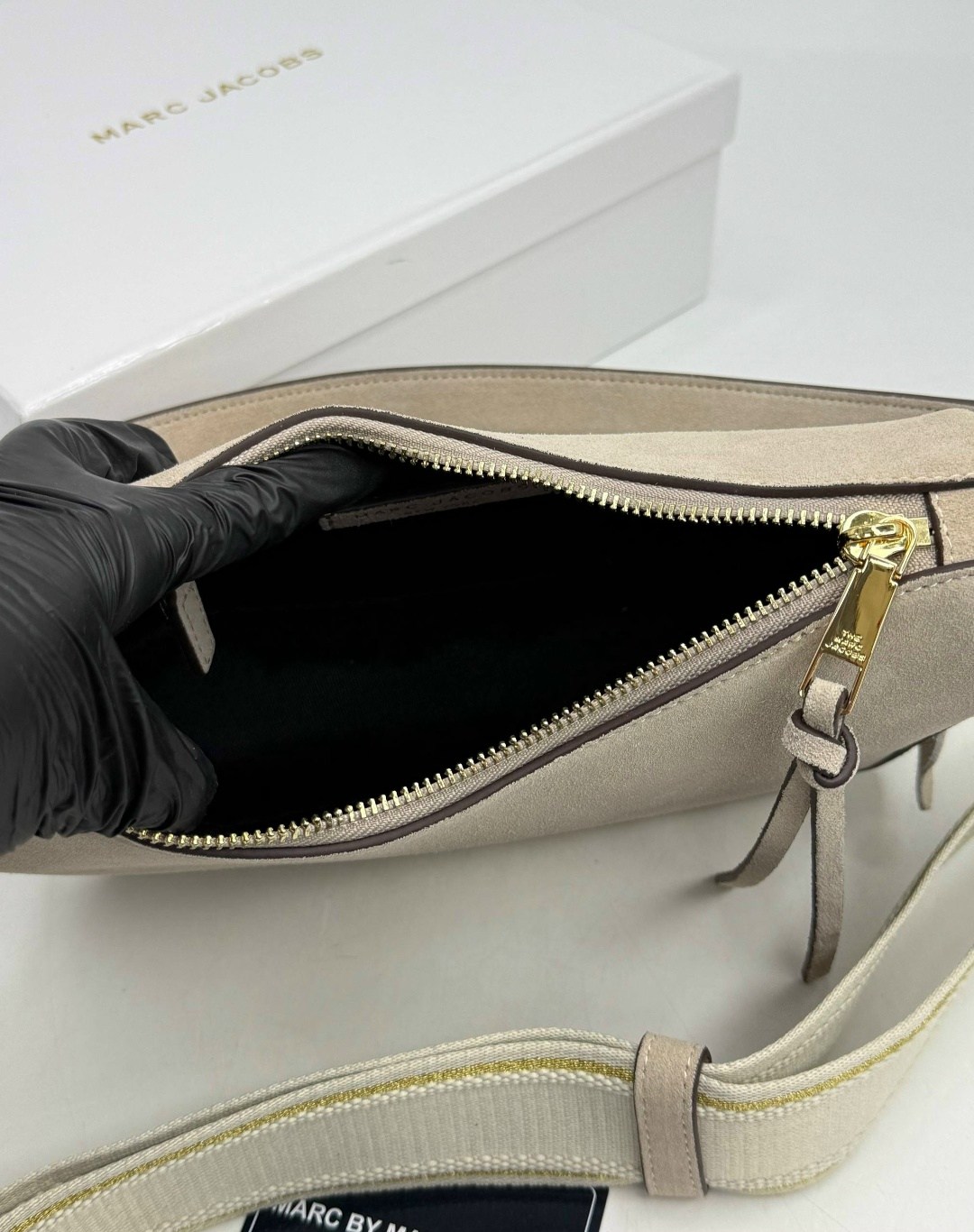 сумка marc jacobs 25-16 см натуральная замша,сумка женская marc jacobs,женская сумка marc jacobs из натуральной замши,сумка marc jacobs из замши,сумка-хобо через плечо marc jacobs