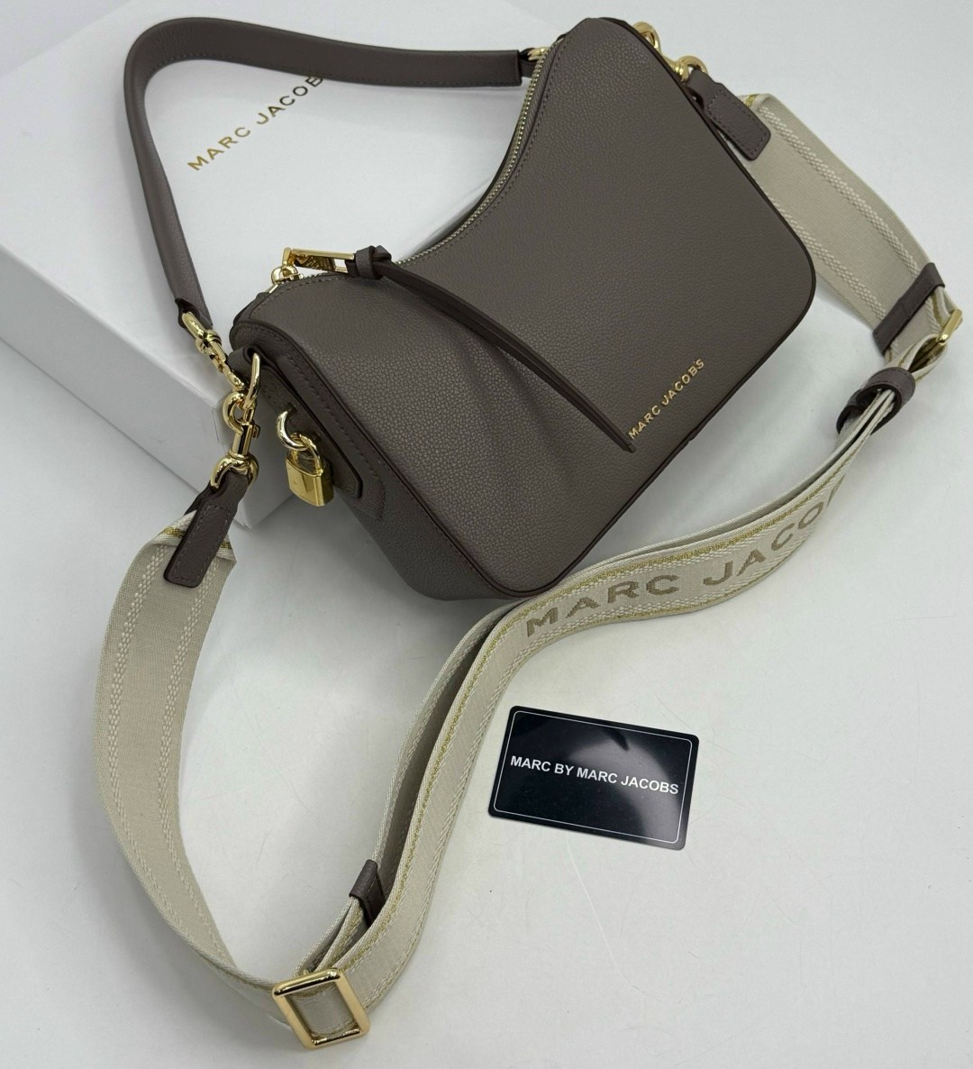 сумка-хобо через плечо marc jacobs,marc jacobs сумка женская,сумка-хобо от marc jacobs из натуральной кожи,сумка marc jacobs,сумка marc jacobs натуральная кожа