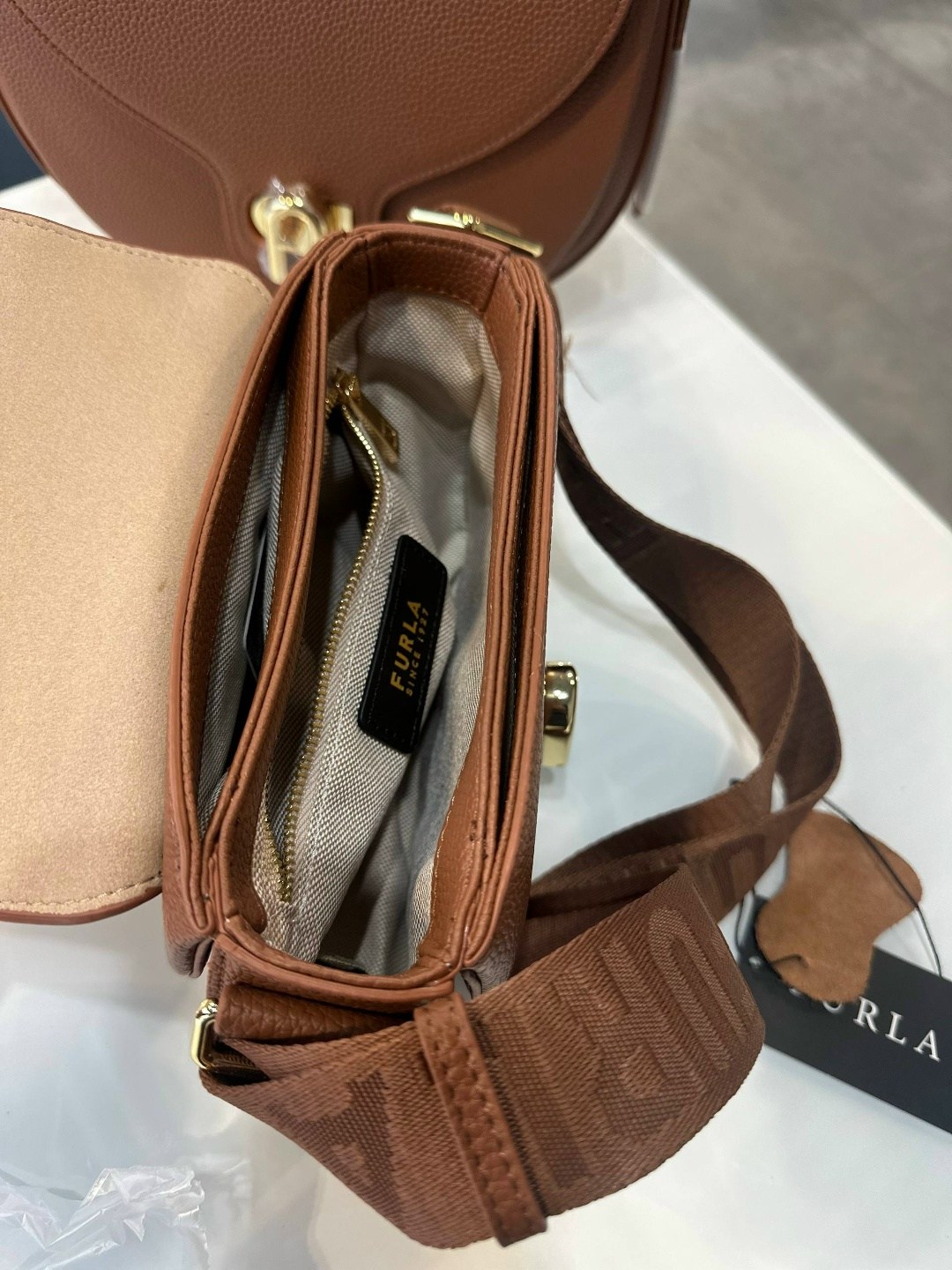 сумка через плечо furla mini lotus серый,женская сумка furla,сумка через плечо furla lotus s crossbody серо-коричневый,бежевая сумка,сумка через плечо furla lotus mini crossbody серо-бежевый