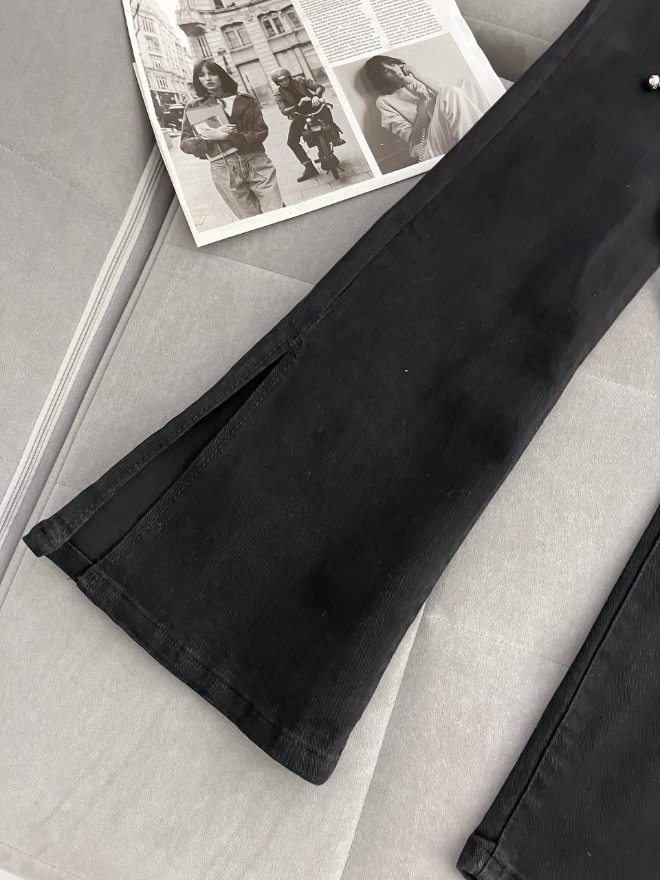 женские эластичные джинсы-клеш с завышенной талией,джинсы клеш женские,расклешенные джинсы,женские черные расклешенные джинсы с высокой талией,джинсы клеш от колена с завышенной талией