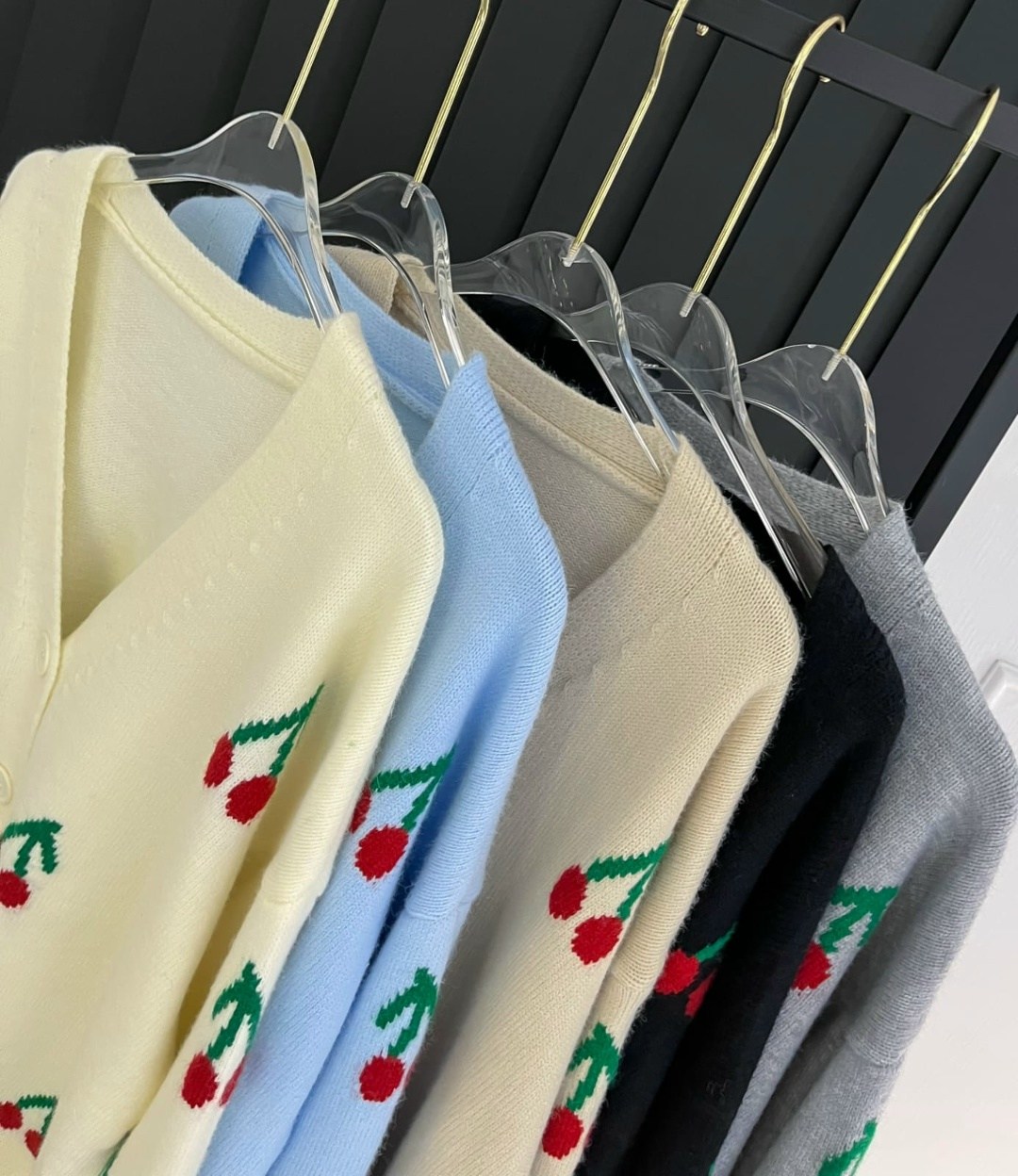 кардиган с вишенками,кардиган с вишнями,кардиган короткий на пуговицах с вишенками bye kitty,вязаный кардиган,кардиган