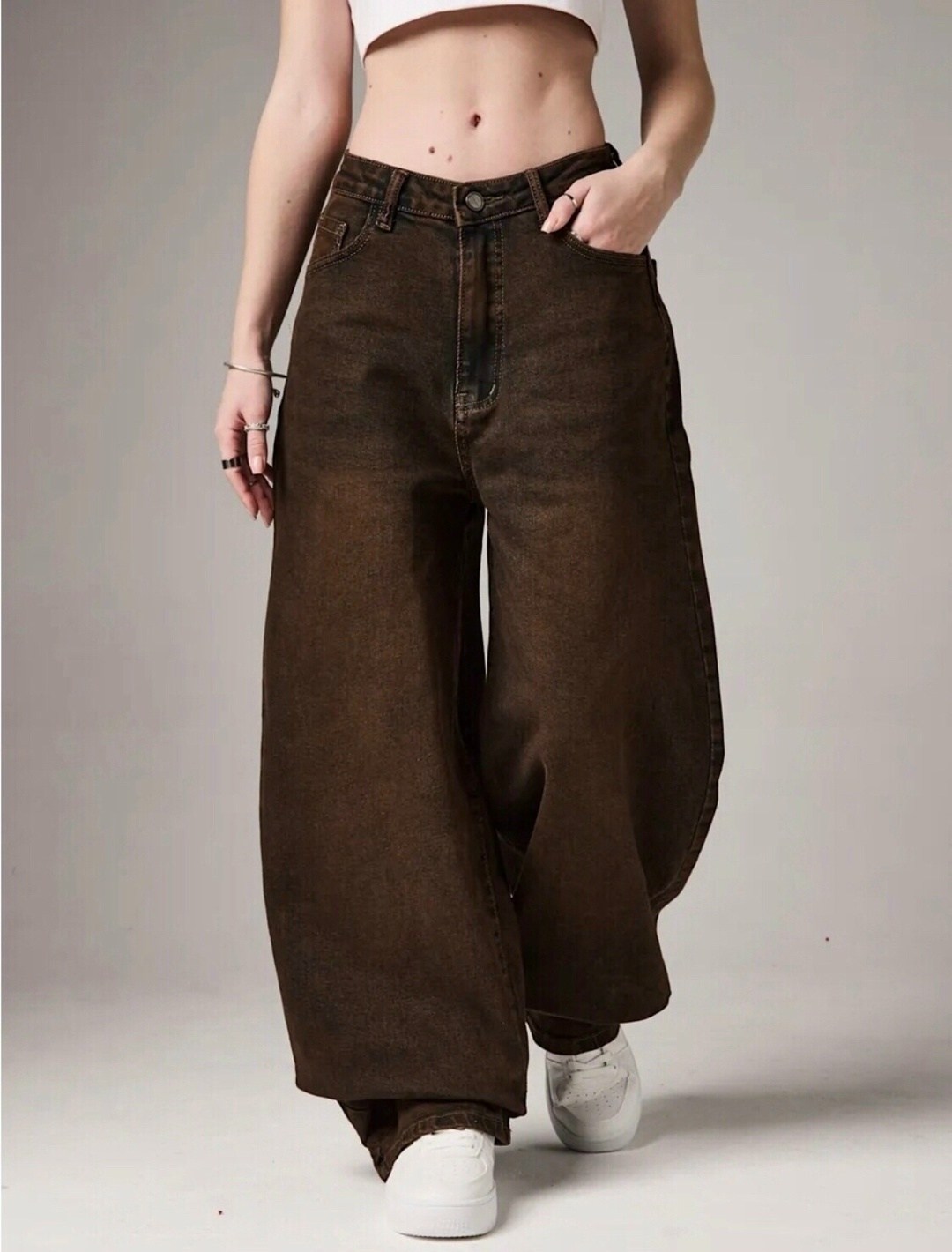 женские джинсы,модные джинсы,джинсы широкие женские,джинсы свободного кроя balloon fit bershka темно-коричневый,широкие джинсы с подворотами шоколадно-коричневого цвета threadbare