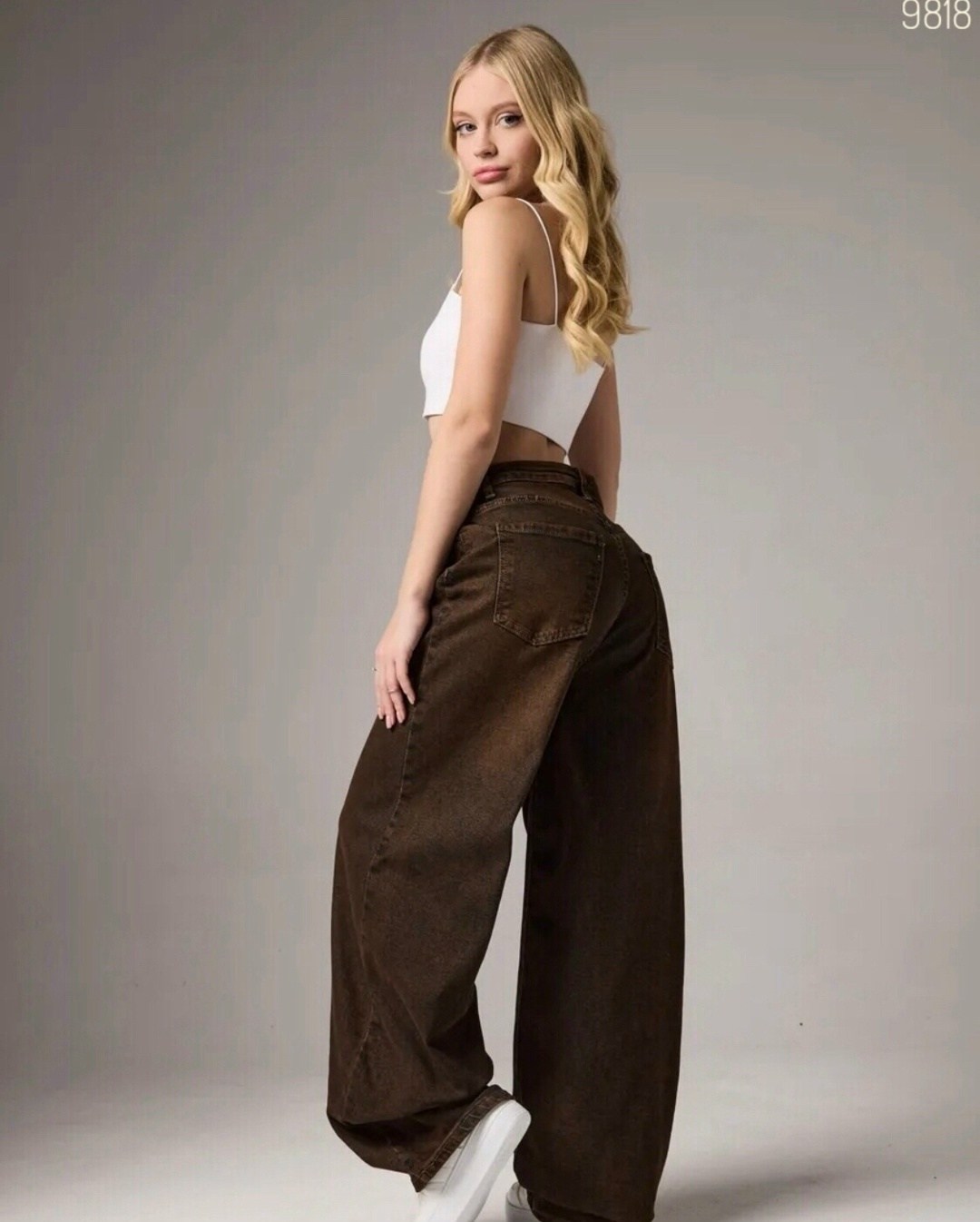 женские джинсы,модные джинсы,джинсы широкие женские,джинсы свободного кроя balloon fit bershka темно-коричневый,широкие джинсы с подворотами шоколадно-коричневого цвета threadbare