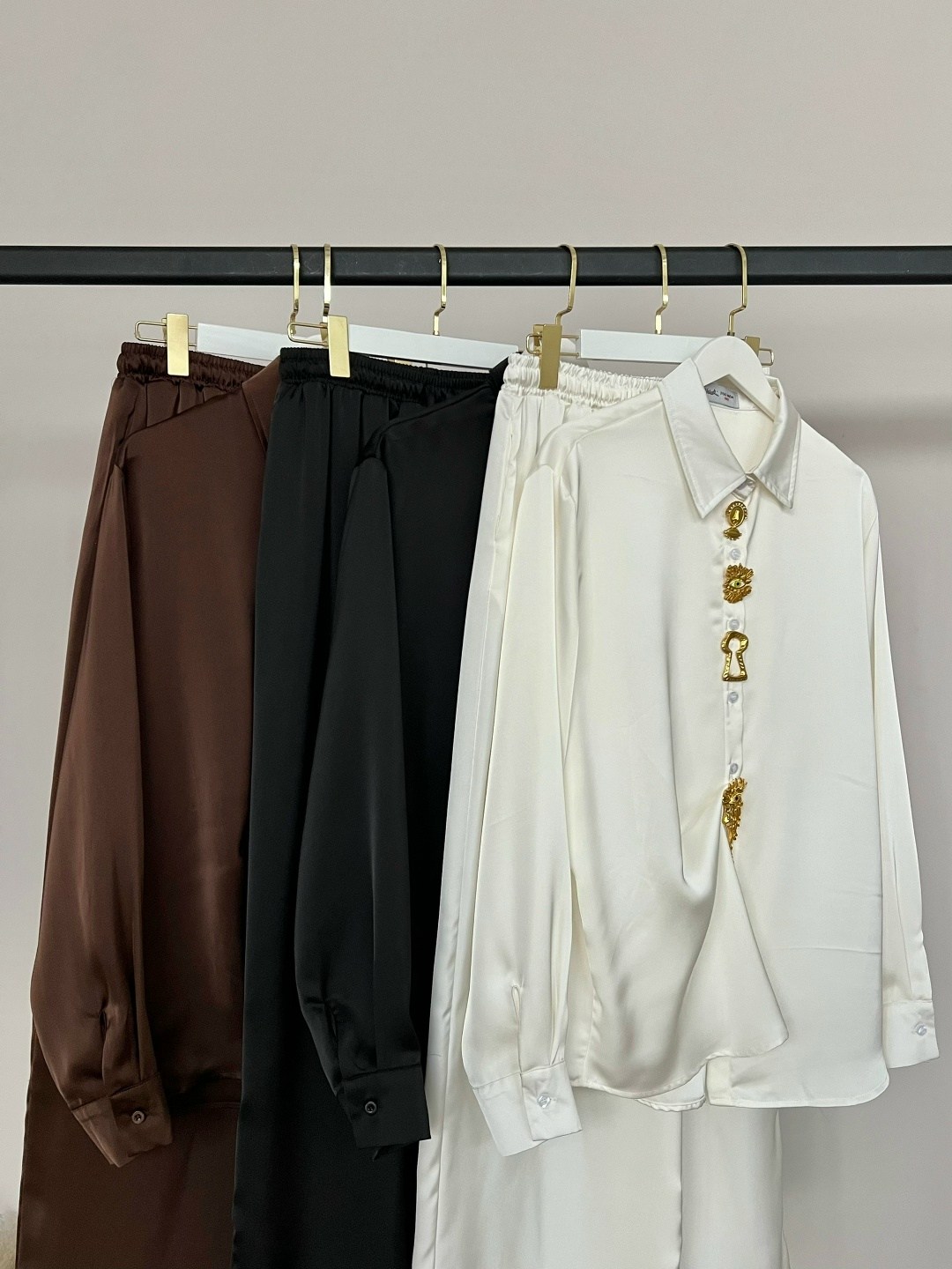 шелковый костюм в пижамном стиле,шелковый костюм,костюм атласный брючный,костюм белый,пижама костюм