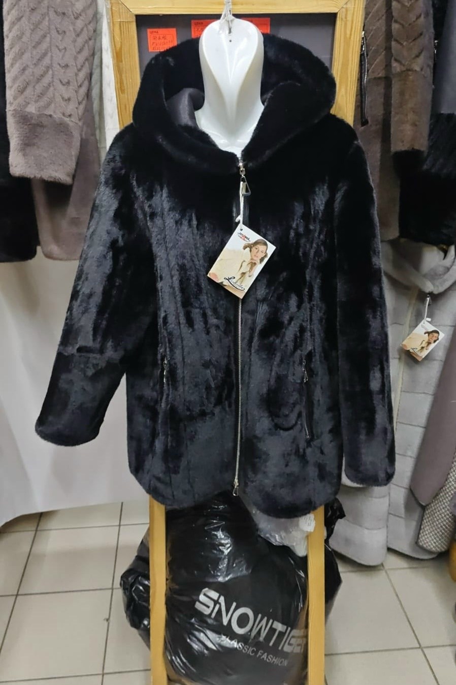 шуба с капюшоном из мутона,шуба из мутона,мутоновая шуба,полушубок из мутона с капюшоном,шуба искусственная норка almita