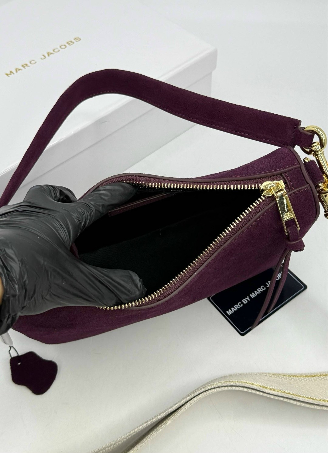 сумка marc jacobs 25-16 см натуральная замша,женская сумка marc jacobs из натуральной замши,сумка marc jacobs из замши,сумка из натуральной замши marc jacobs,сумка хобо через плечо бордовая замшевая