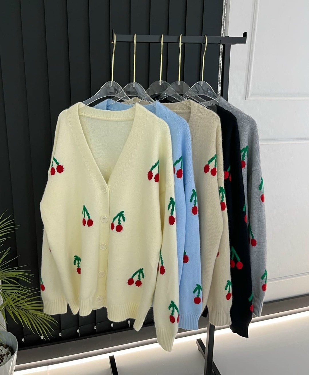 кардиган с вишенками,кардиган с вишнями,кардиган короткий на пуговицах с вишенками bye kitty,вязаный кардиган,кардиган