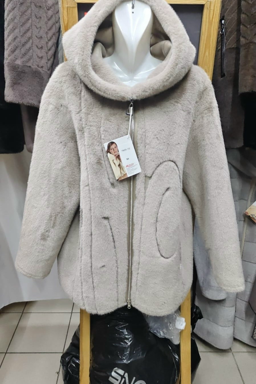 шуба с капюшоном из мутона,шуба из мутона,мутоновая шуба,полушубок из мутона с капюшоном,шуба искусственная норка almita