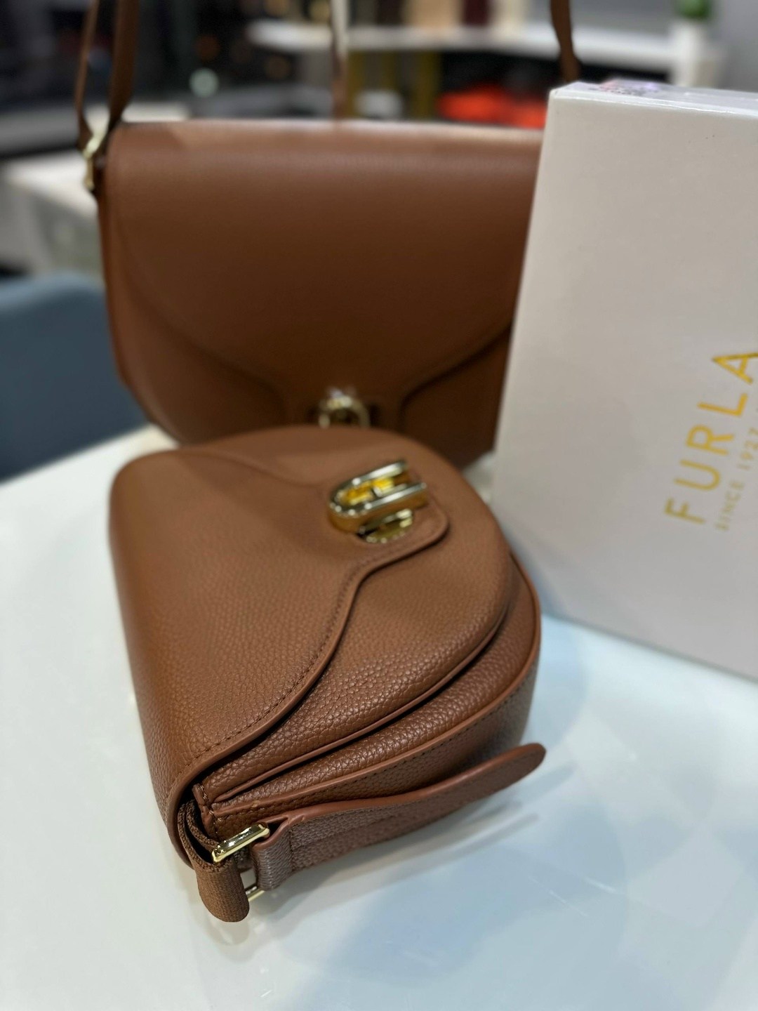 сумка через плечо furla mini lotus серый,женская сумка furla,сумка через плечо furla lotus s crossbody серо-коричневый,бежевая сумка,сумка через плечо furla lotus mini crossbody серо-бежевый