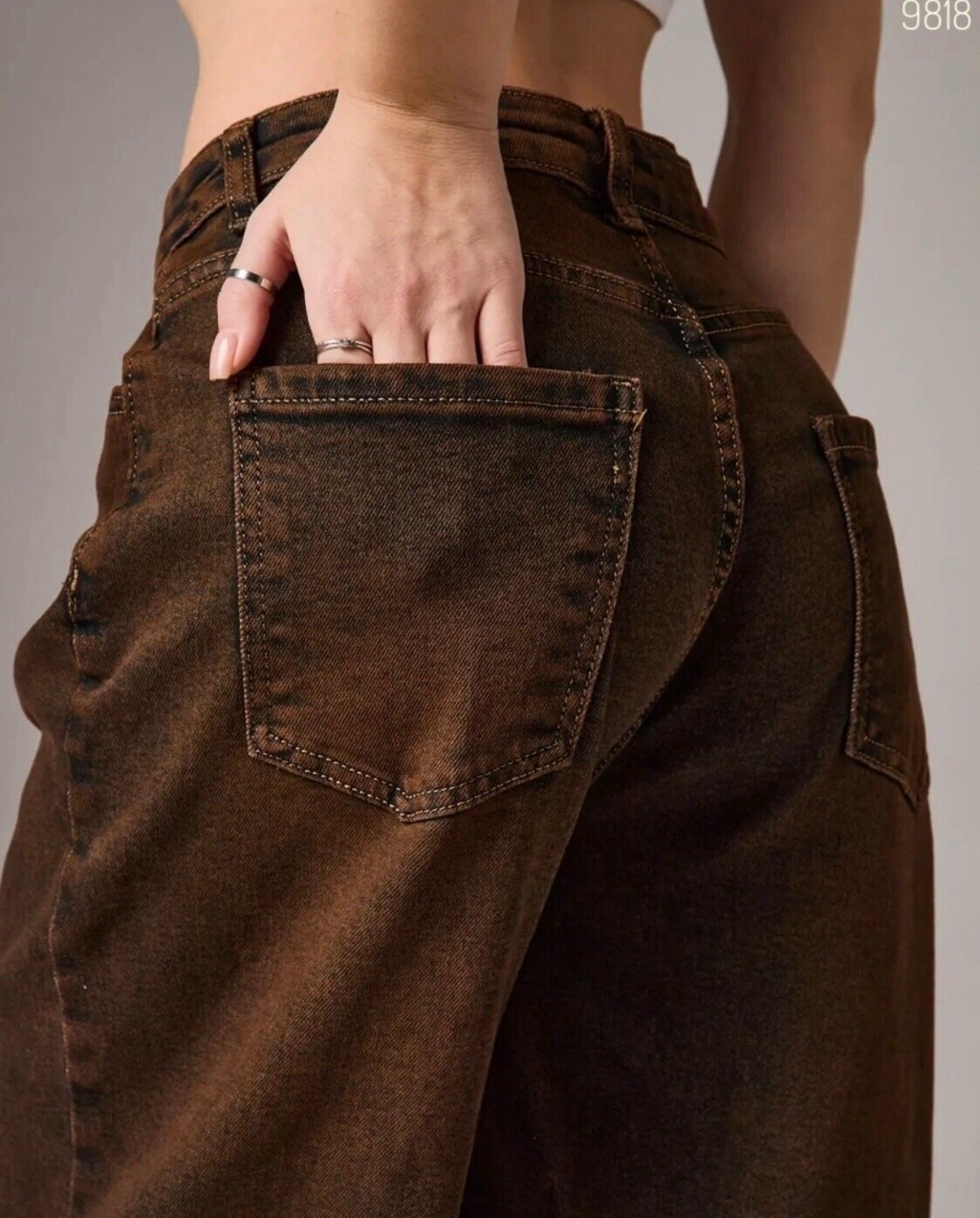 женские джинсы,модные джинсы,джинсы широкие женские,джинсы свободного кроя balloon fit bershka темно-коричневый,широкие джинсы с подворотами шоколадно-коричневого цвета threadbare