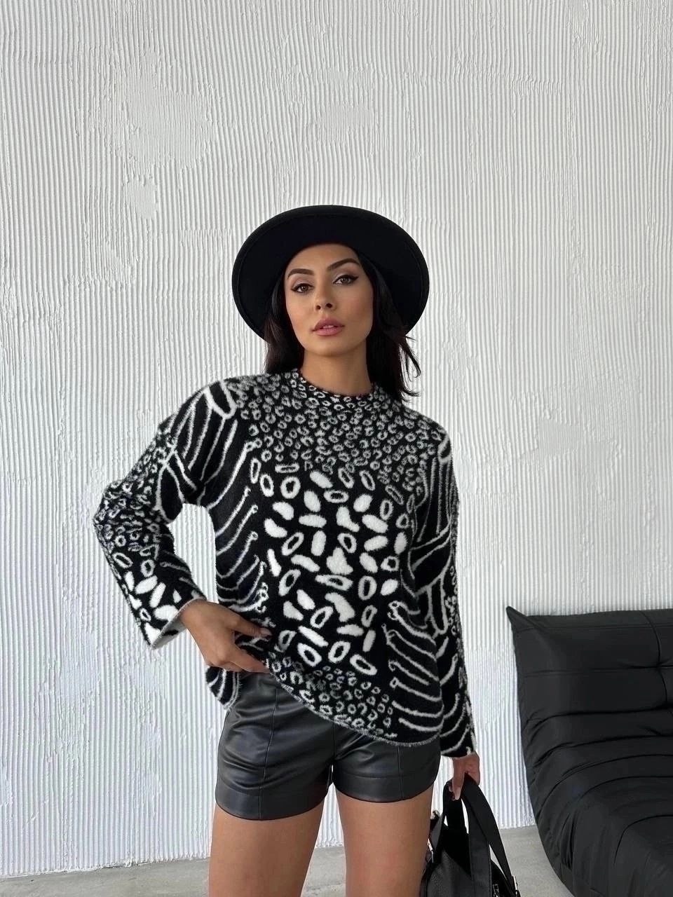 джемпер женский с леопардовым принтом,леопардовый свитер женский,свитер женский оверсайз с леопардовым принтом,вязаный свитер оверсайз леопардовый принт,женский свитер с леопардовым принтом