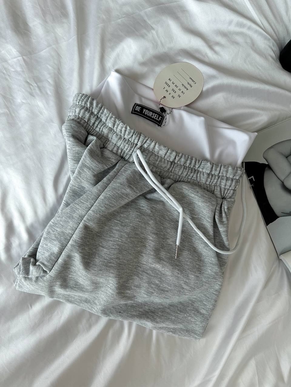 серые спортивные штаны,спортивные штаны,спортивные шорты,спортивный брюки,женские шорты