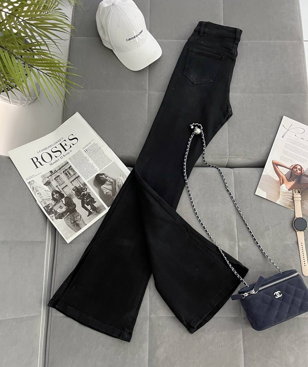 женские эластичные джинсы-клеш с завышенной талией,джинсы клеш женские,расклешенные джинсы,женские черные расклешенные джинсы с высокой талией,джинсы клеш от колена с завышенной талией