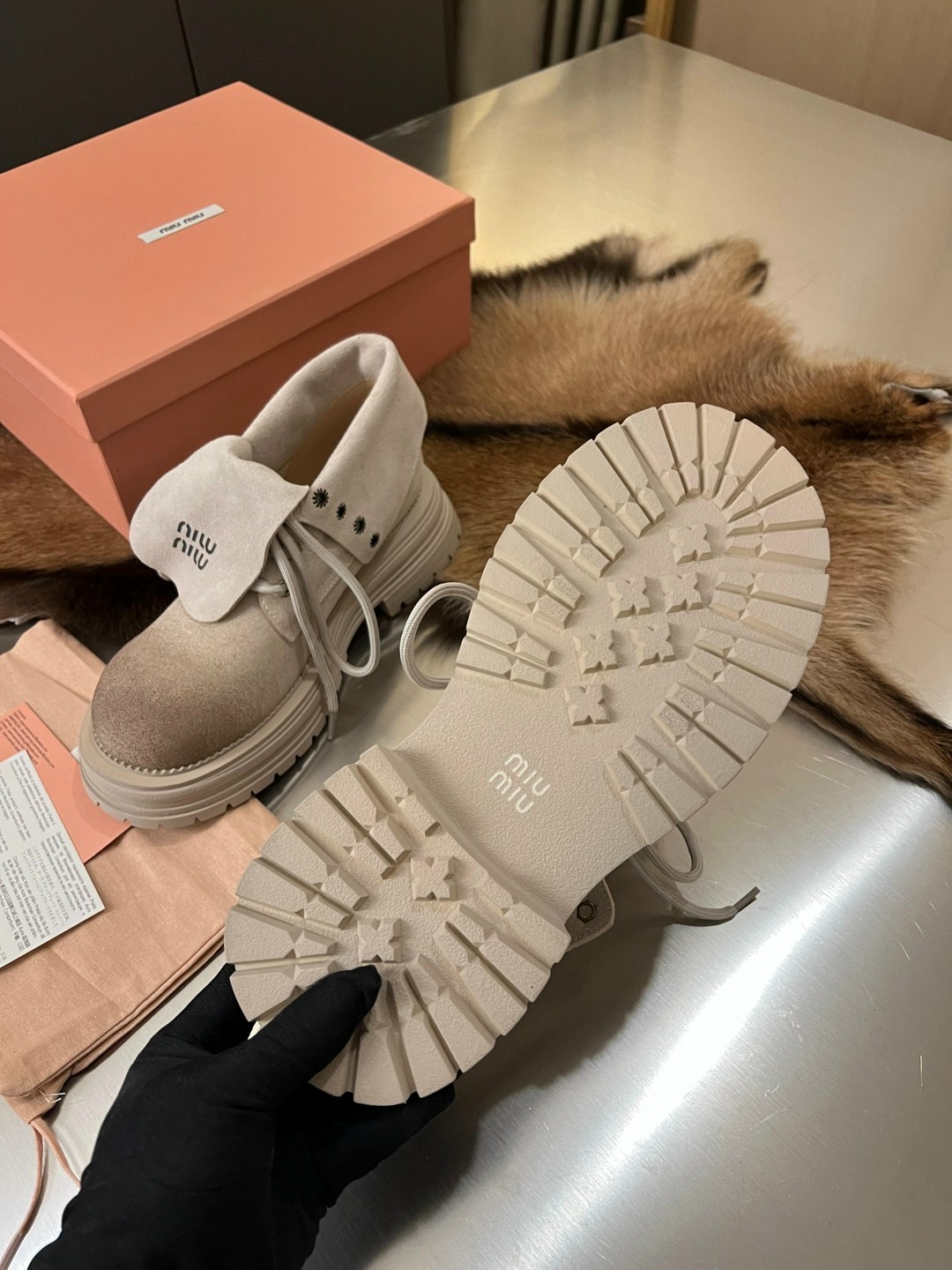 женские замшевые ботинки miu miu premium black,замшевые лоферы miu miu на высокий подошве и фирменной фурнитурой,,модная женская ,ботинки miu miu