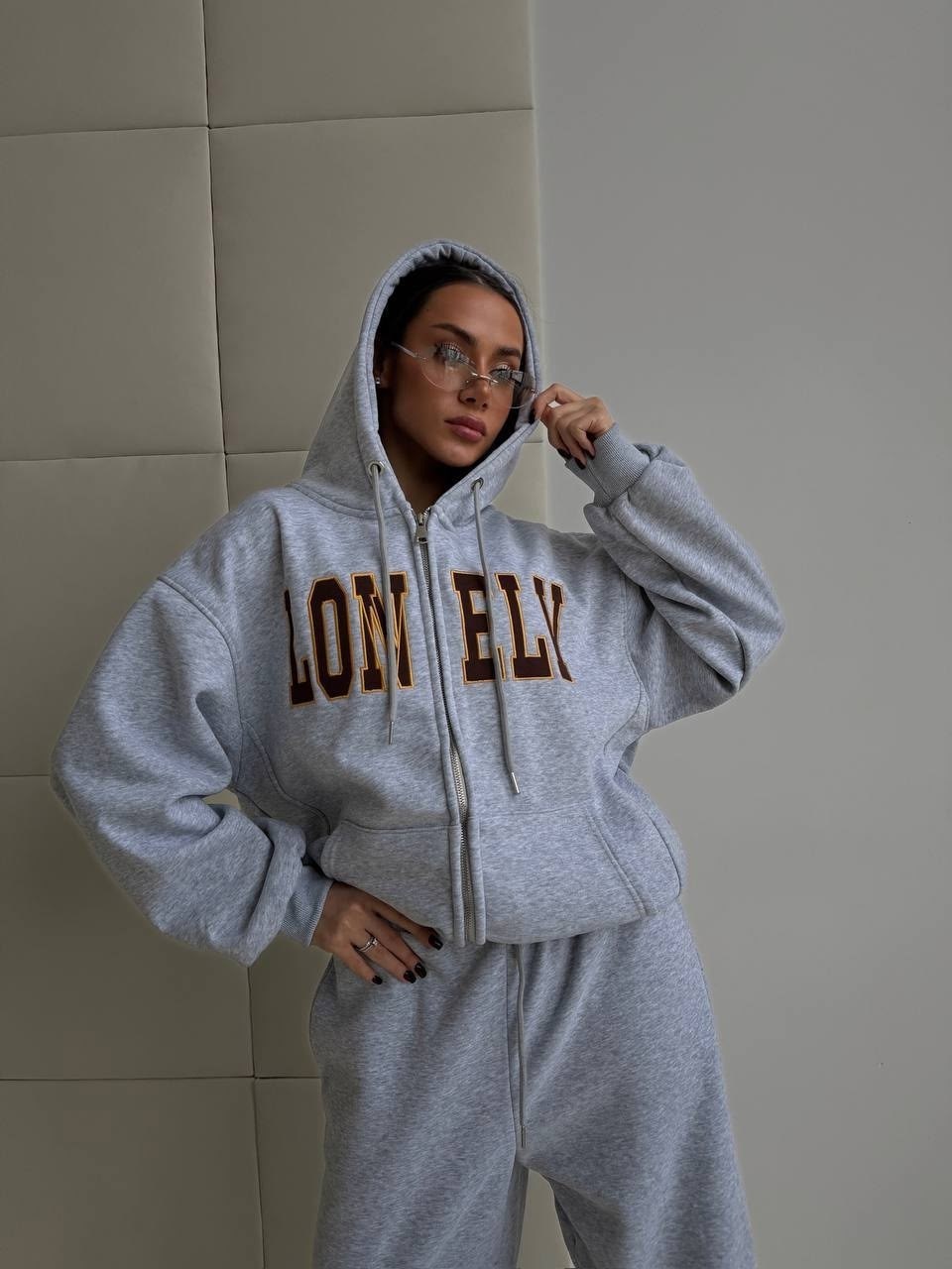 спортивный костюм серый gap,спортивный женский костюм серый,спортивный костюм с капюшоном,спортивный костюм серый,спортивные костюмы на флисе