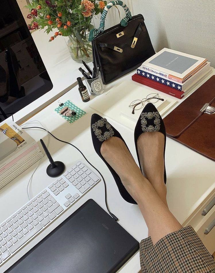 маноло бланик балетки,manolo blahnik туфли,туфли manolo blahnik hangisi,черные балетки,черные атласные балетки