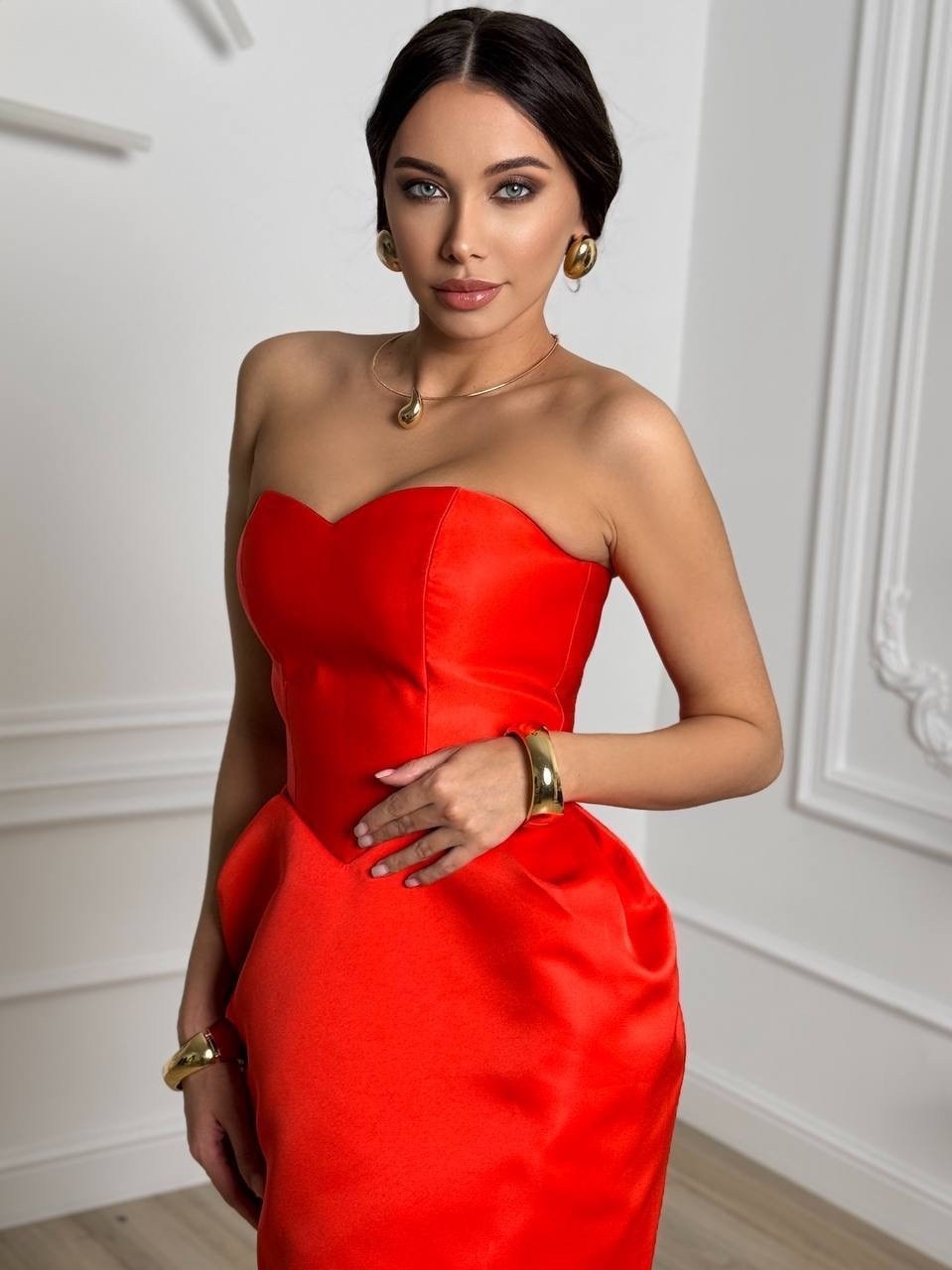 красное короткое платье,красное короткое вечернее платье sondr без рукавов,красное платье,красное коктейльное платье,платье короткое вечернее
