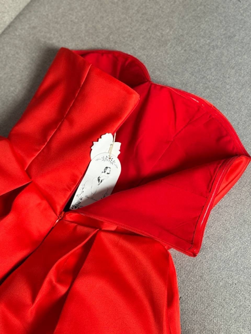 красное короткое платье,красное короткое вечернее платье sondr без рукавов,красное платье,красное коктейльное платье,платье короткое вечернее