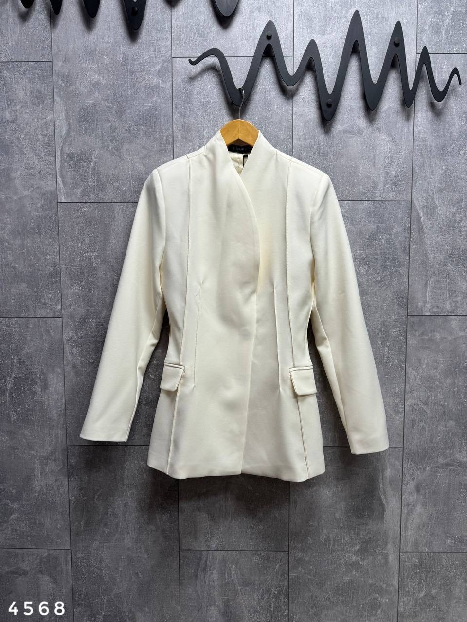 жакет приталенный,жакет с баской,пиджак женский приталенный с баской чёрный,костюм женский,пиджак приталенный с баской