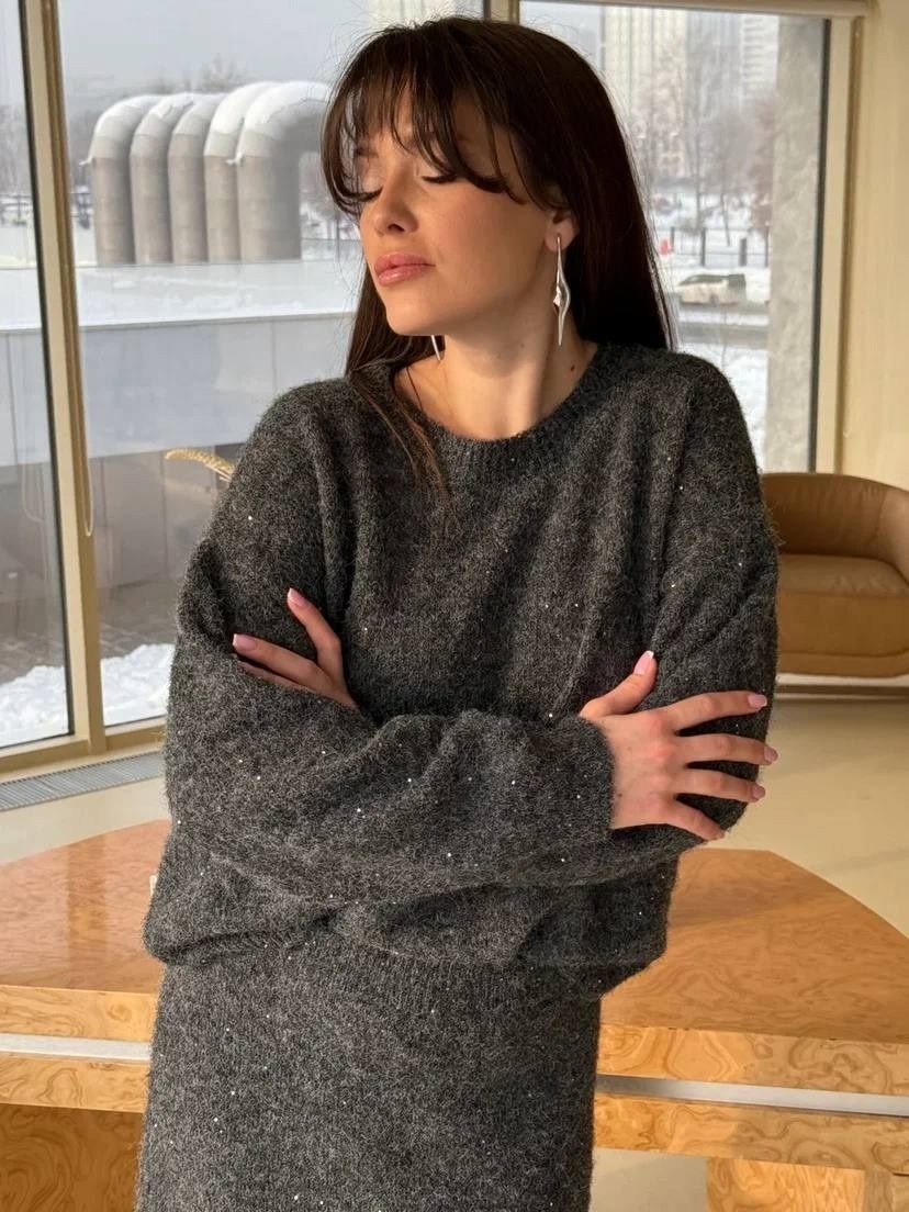 костюм вязаный тёмно-серый,трикотажный костюм,вязаный костюм,женский вязаный костюм из искусственной норки,костюм с юбкой трикотажный