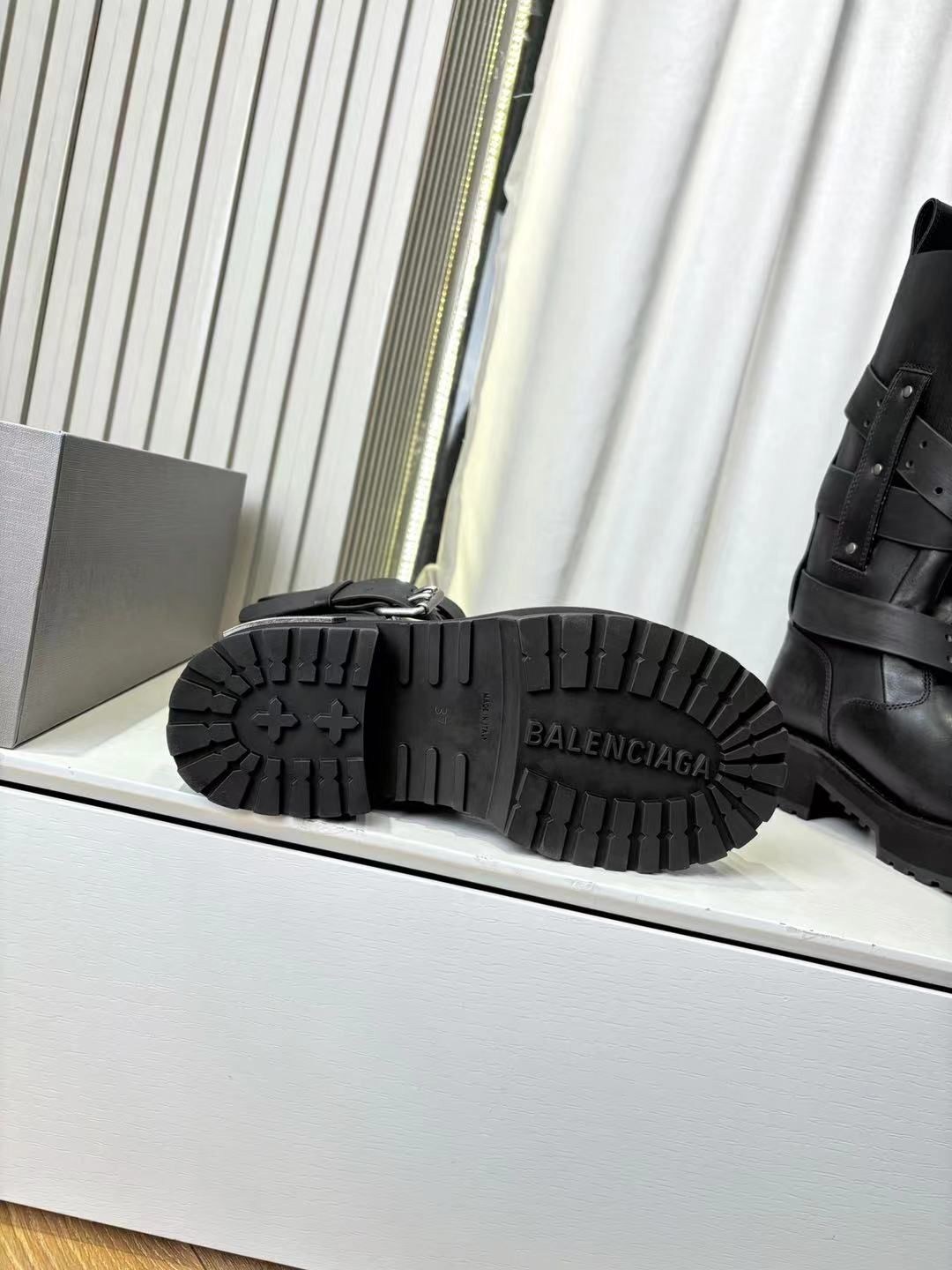 ,ботинки,женская ,сапоги на толстой подошве,женские ботинки