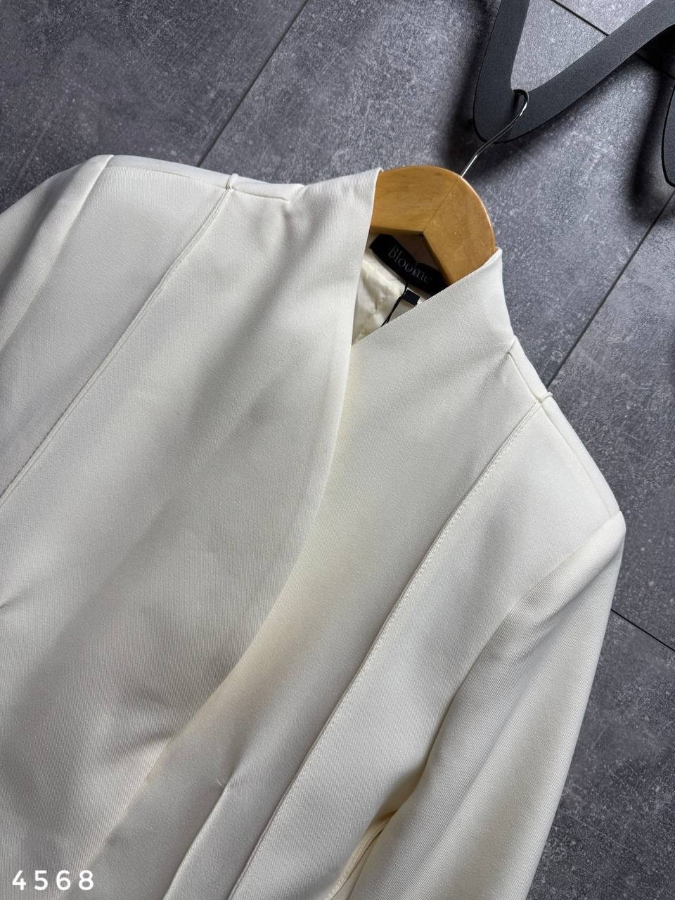 жакет приталенный,жакет с баской,пиджак женский приталенный с баской чёрный,костюм женский,пиджак приталенный с баской