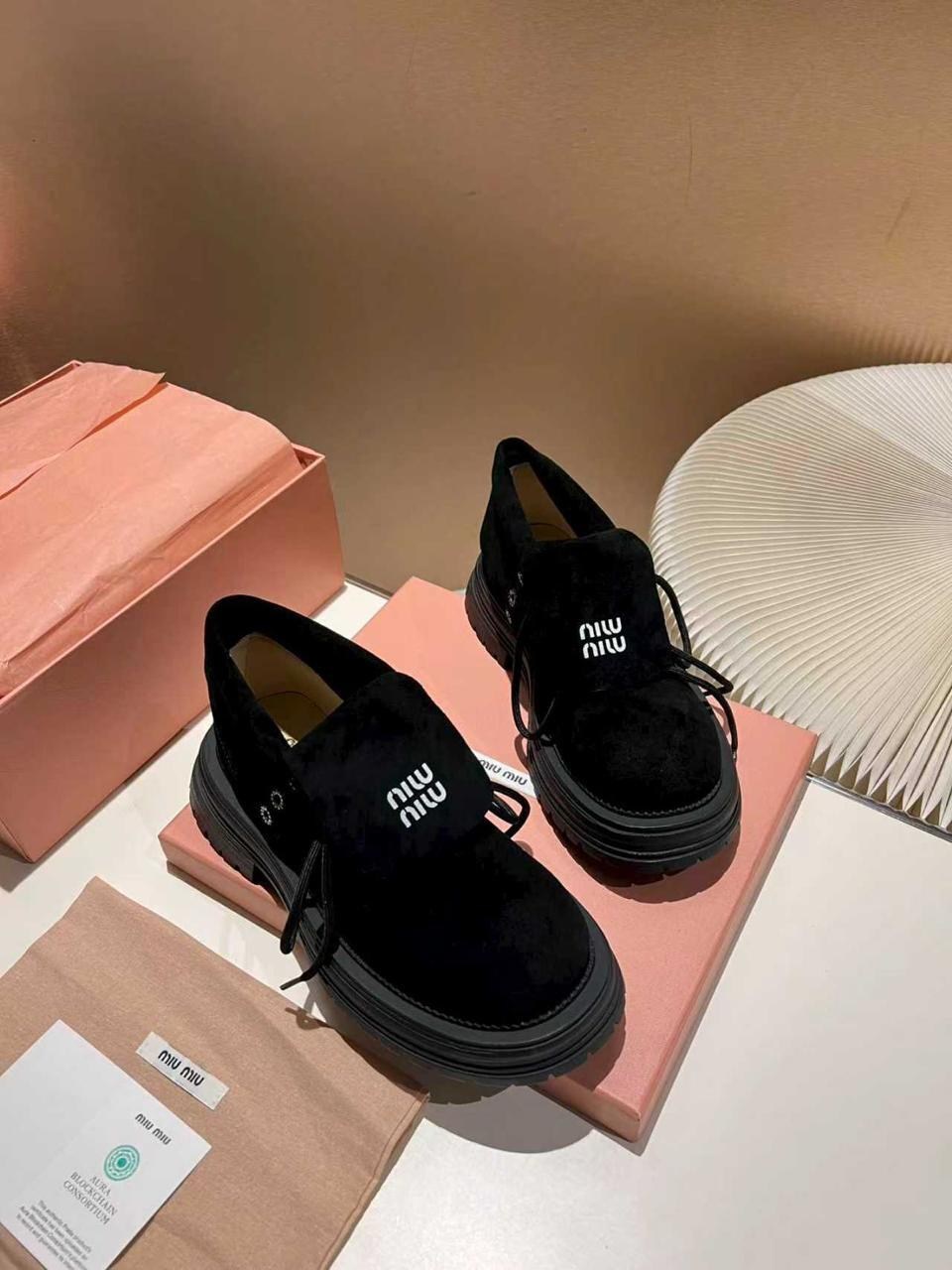 женские замшевые ботинки miu miu premium black,замшевые лоферы miu miu на высокий подошве и фирменной фурнитурой,,модная женская ,ботинки miu miu