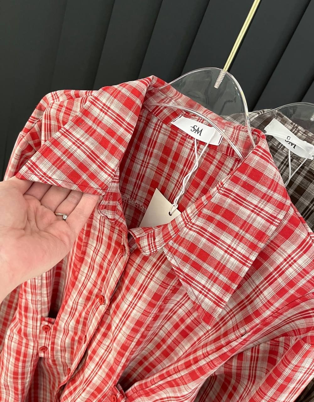 женская рубашка в клетку,рубашка платья,костюм с юбкой и рубашкой,платье в клетку,рубашка jirunlian 2357 удлиненная в клетку с необработанным краем