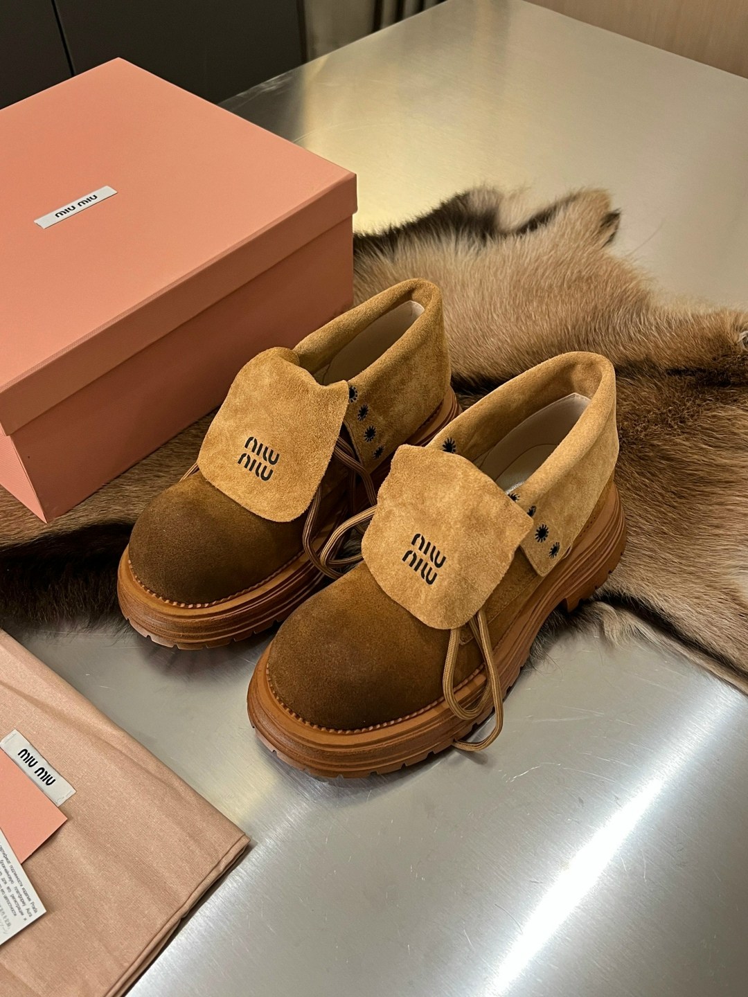 женские замшевые ботинки miu miu premium black,замшевые лоферы miu miu на высокий подошве и фирменной фурнитурой,,модная женская ,ботинки miu miu