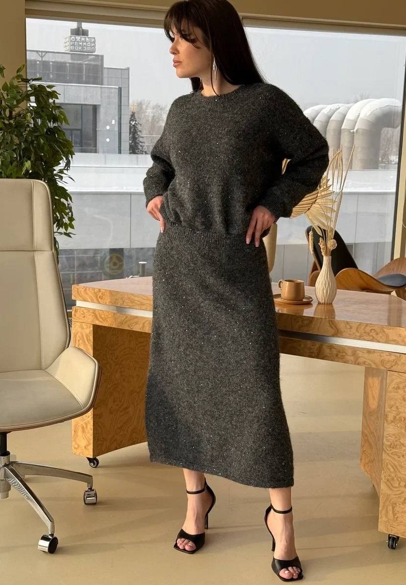 костюм вязаный тёмно-серый,трикотажный костюм,вязаный костюм,женский вязаный костюм из искусственной норки,костюм с юбкой трикотажный