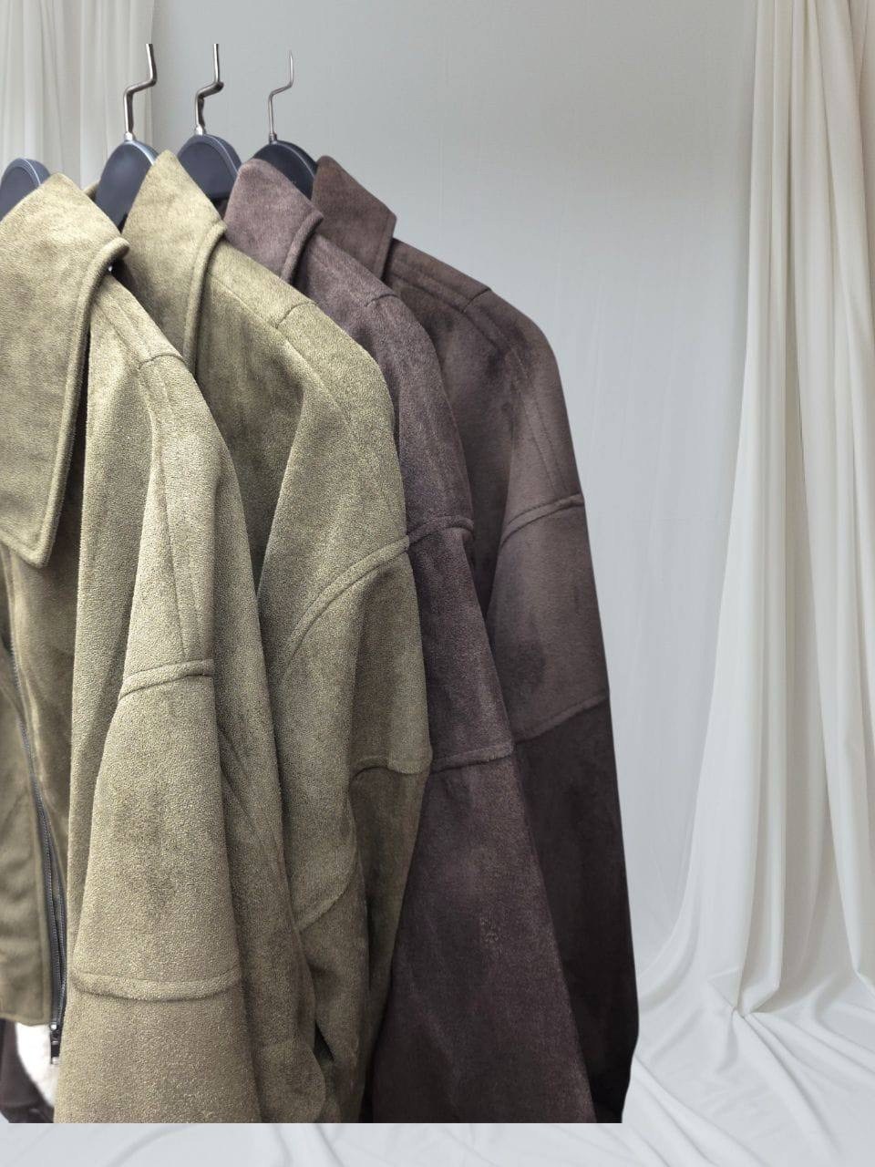 женская куртка бомбер из эко замши коричневого цвета,куртка-бомбер утепленная с замшевой фактурой befree,куртка бомбер,замшевая куртка,укороченный бомбер из экозамши love republic