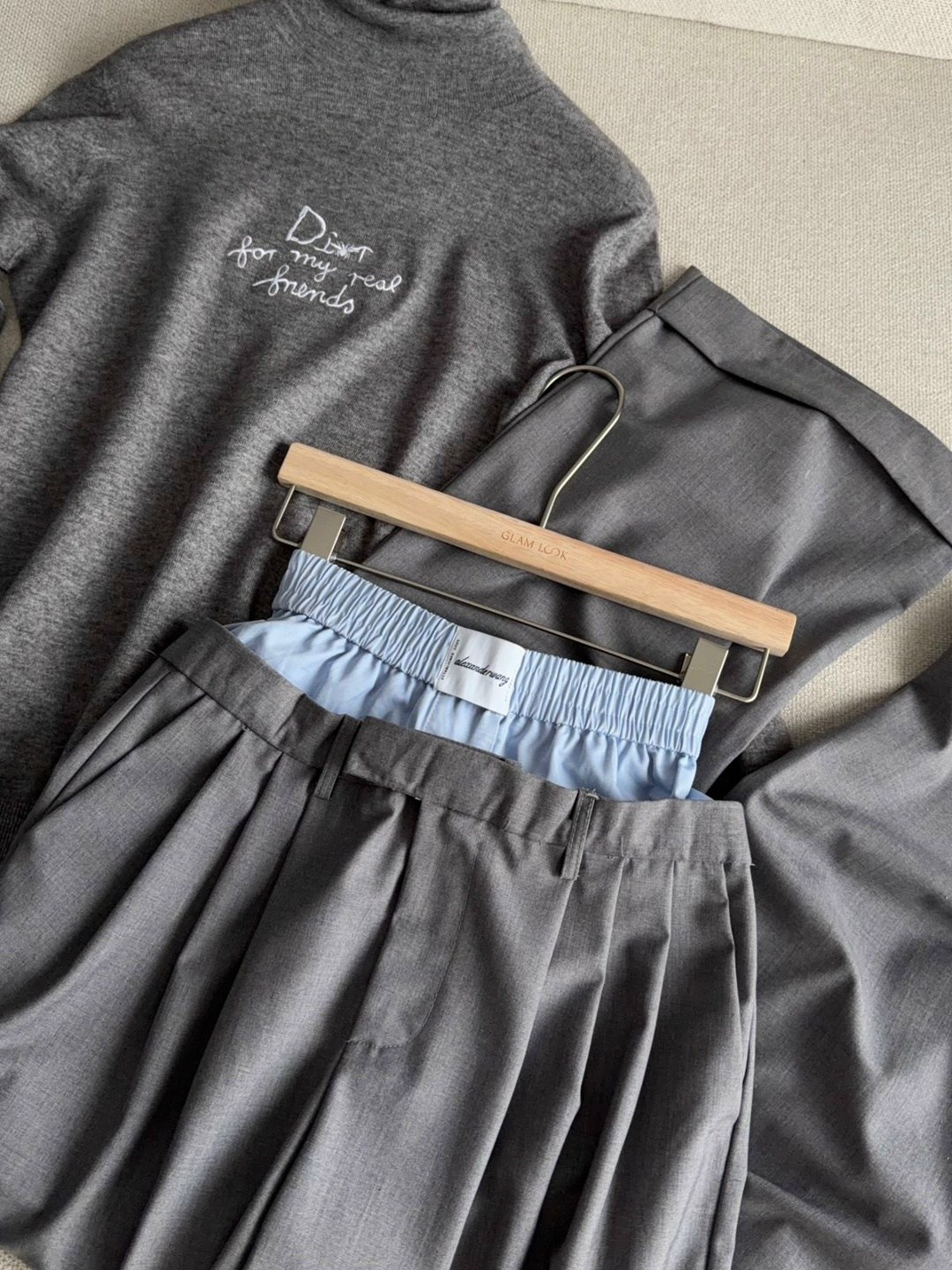 кэжуал наряды,брюки палаццо,модный стиль,серые брюки палаццо