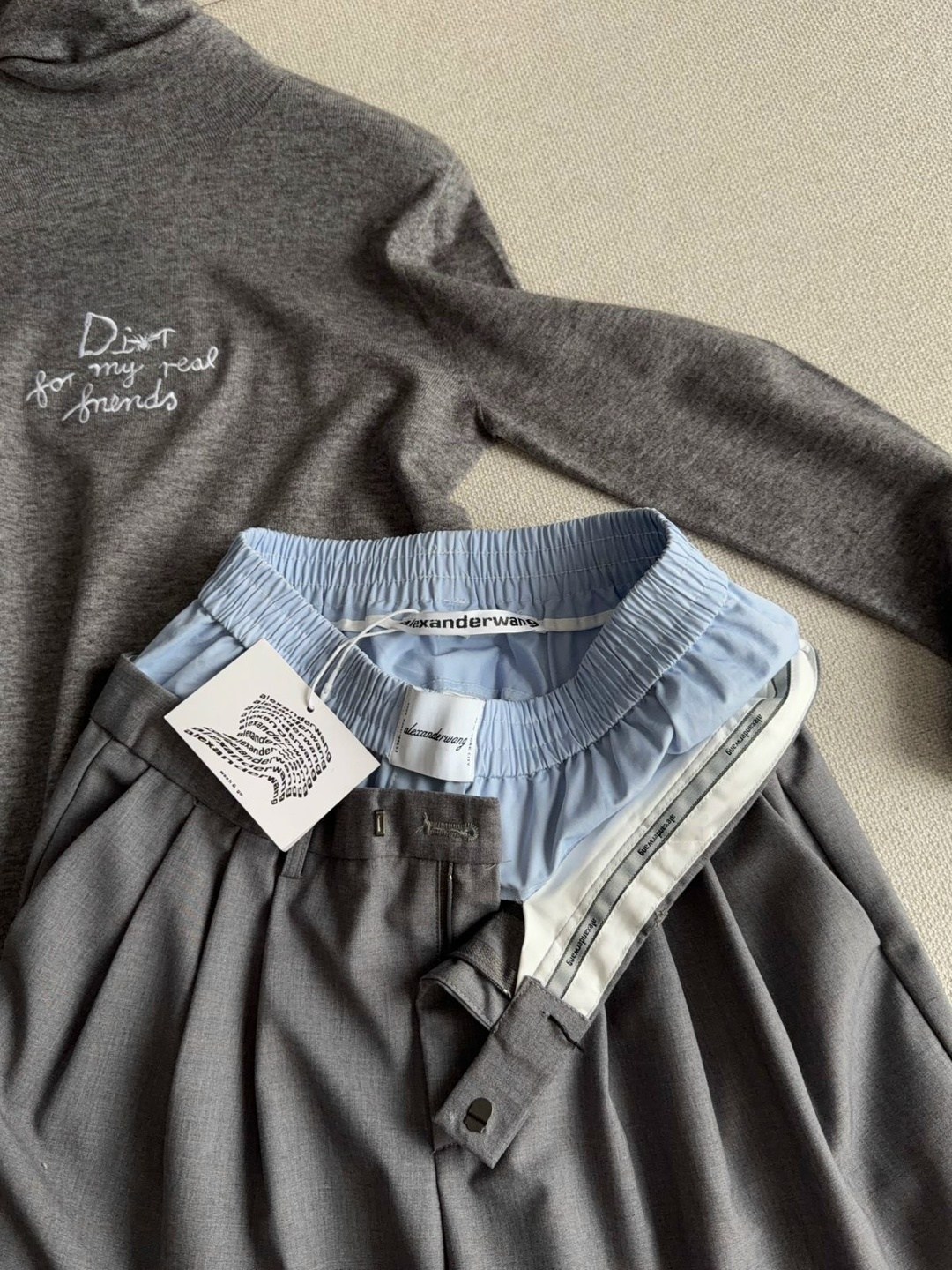 кэжуал наряды,брюки палаццо,модный стиль,серые брюки палаццо