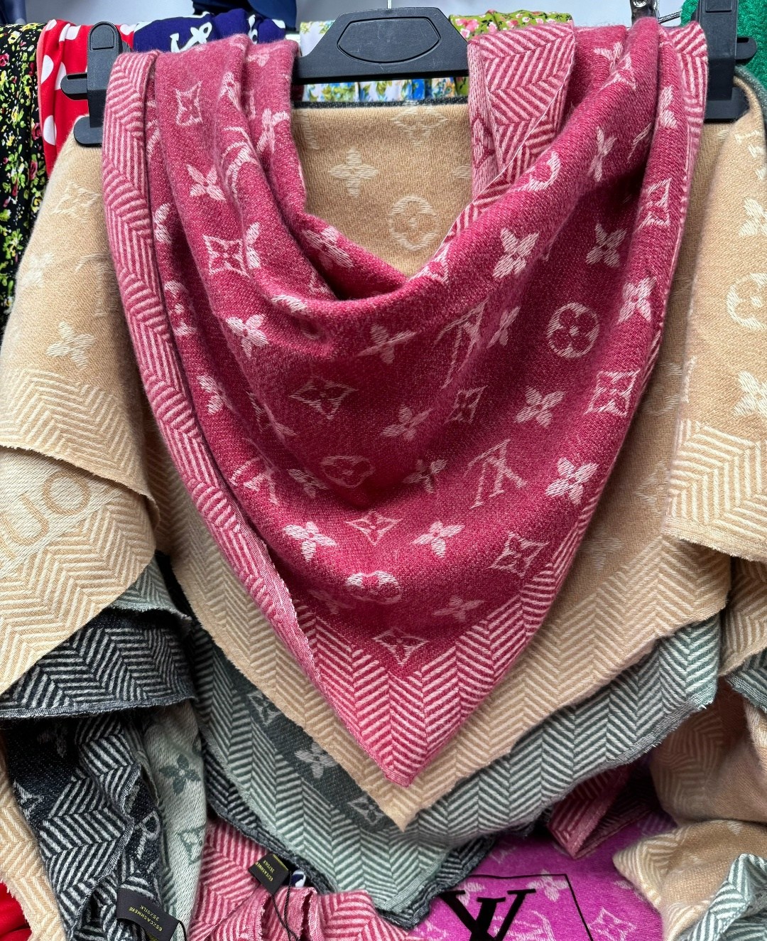 розовый платок луи виттон,платок луи виттон,шарф луи виттон,палантин женские,платок луи витон