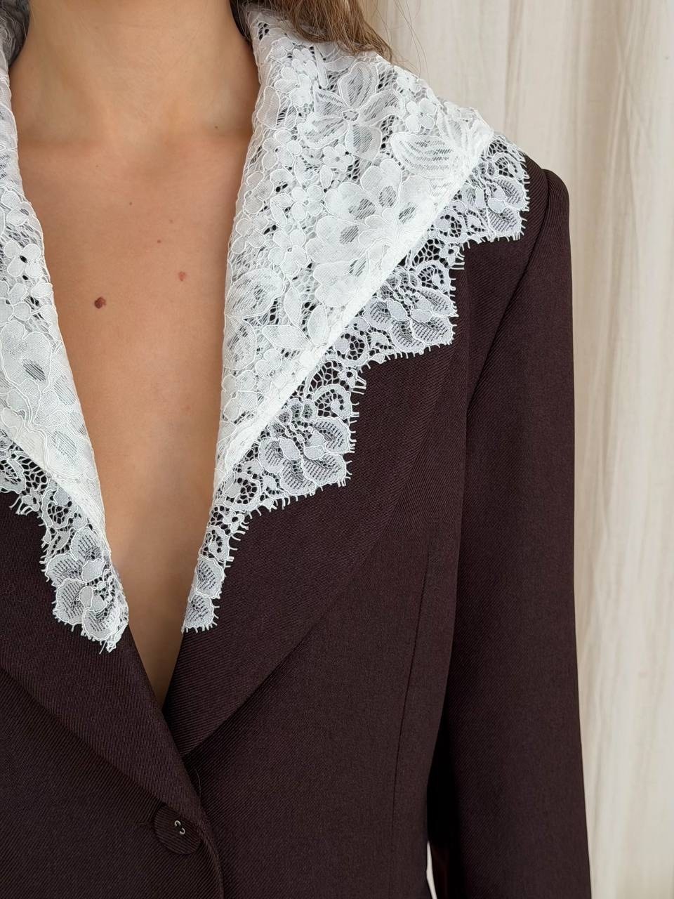 жакет 4forms однобортный приталенный на крючках горький шоколад,кружевной воротник,жакет с кружевным воротом,женская кофта,жакет