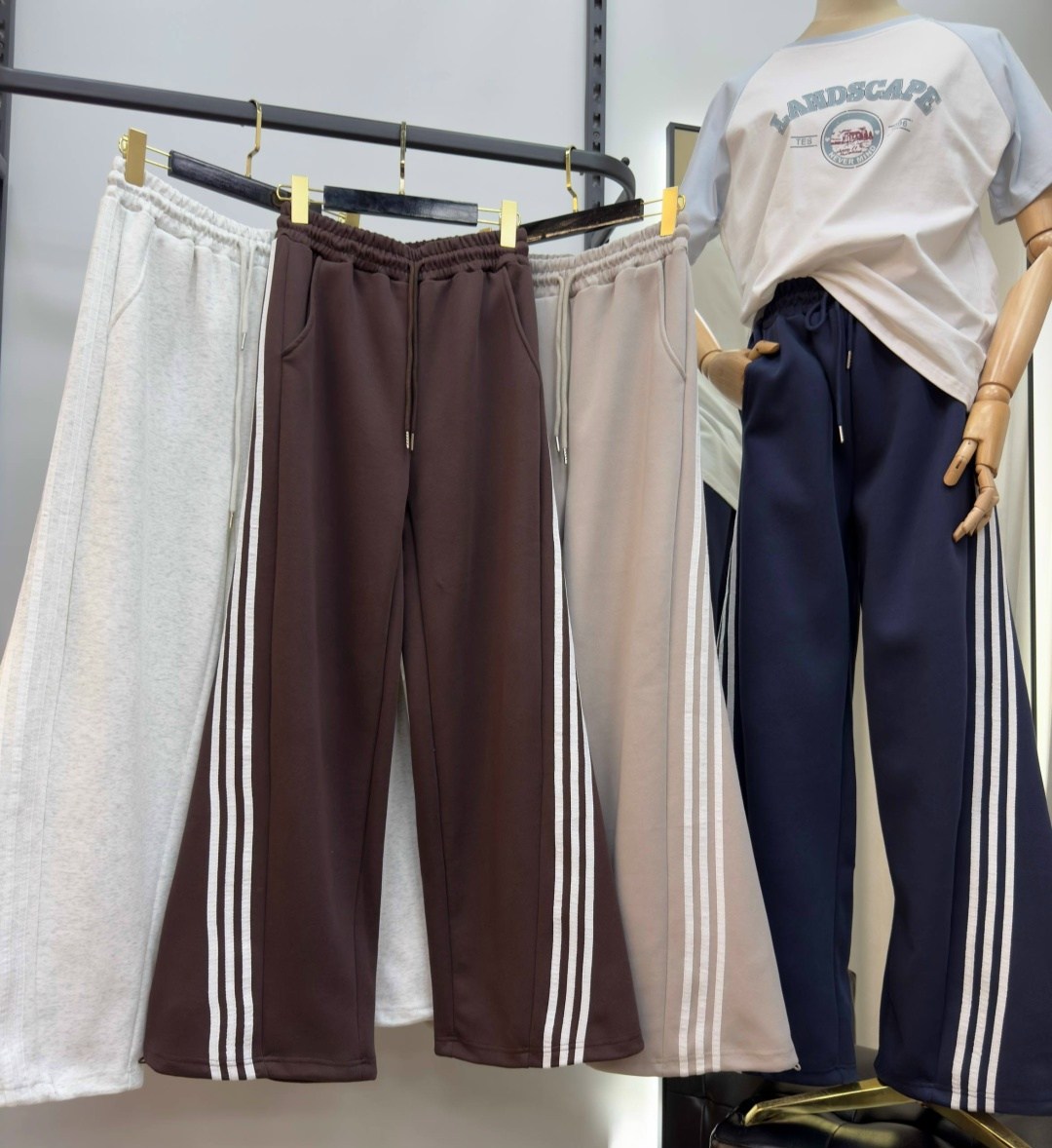 брюки спортивные,спортивные штаны,спортивные брюки adidas originals коричневый,женские спортивные брюки в полоску qweek y2k,брюки спортивные с полосками по бокам milamiss